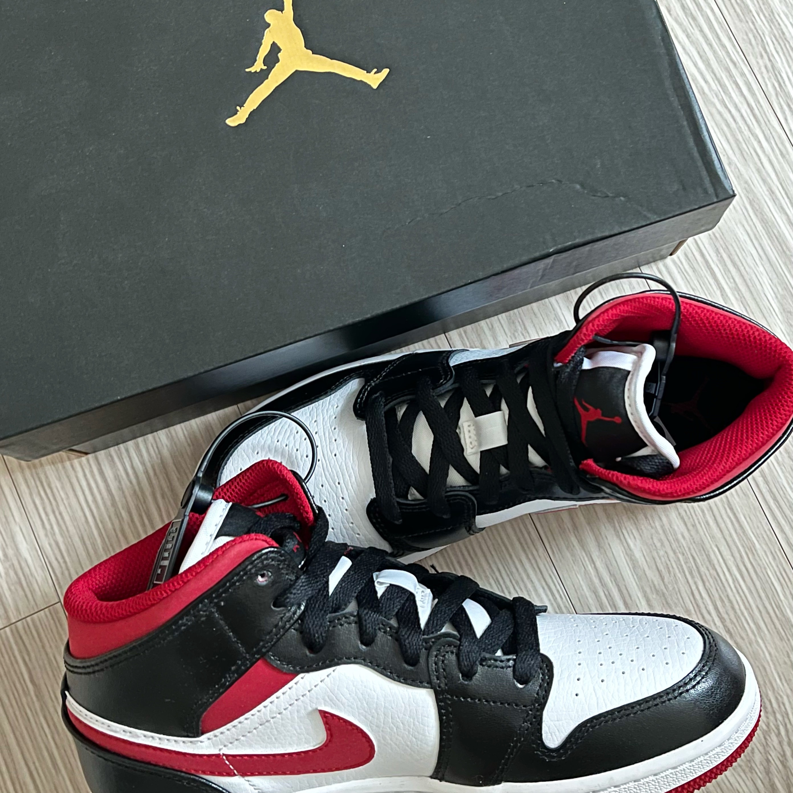 Jordan 1 Mid Gym Red Black White 착용 스타일