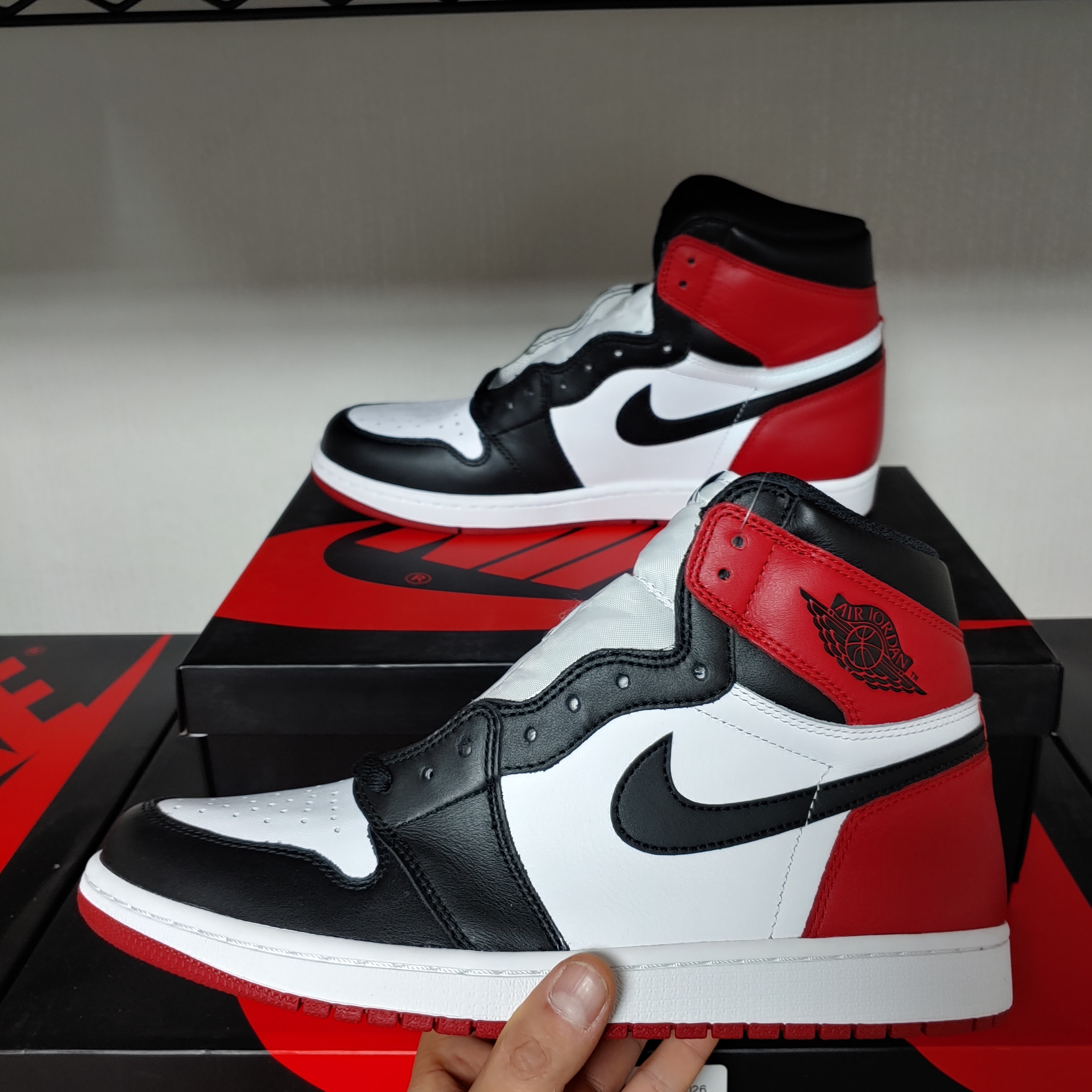 Jordan 1 Retro High OG Black Toe 2016, Jordan 1 Retro High OG Chicago 2022 착용 스타일 - 2