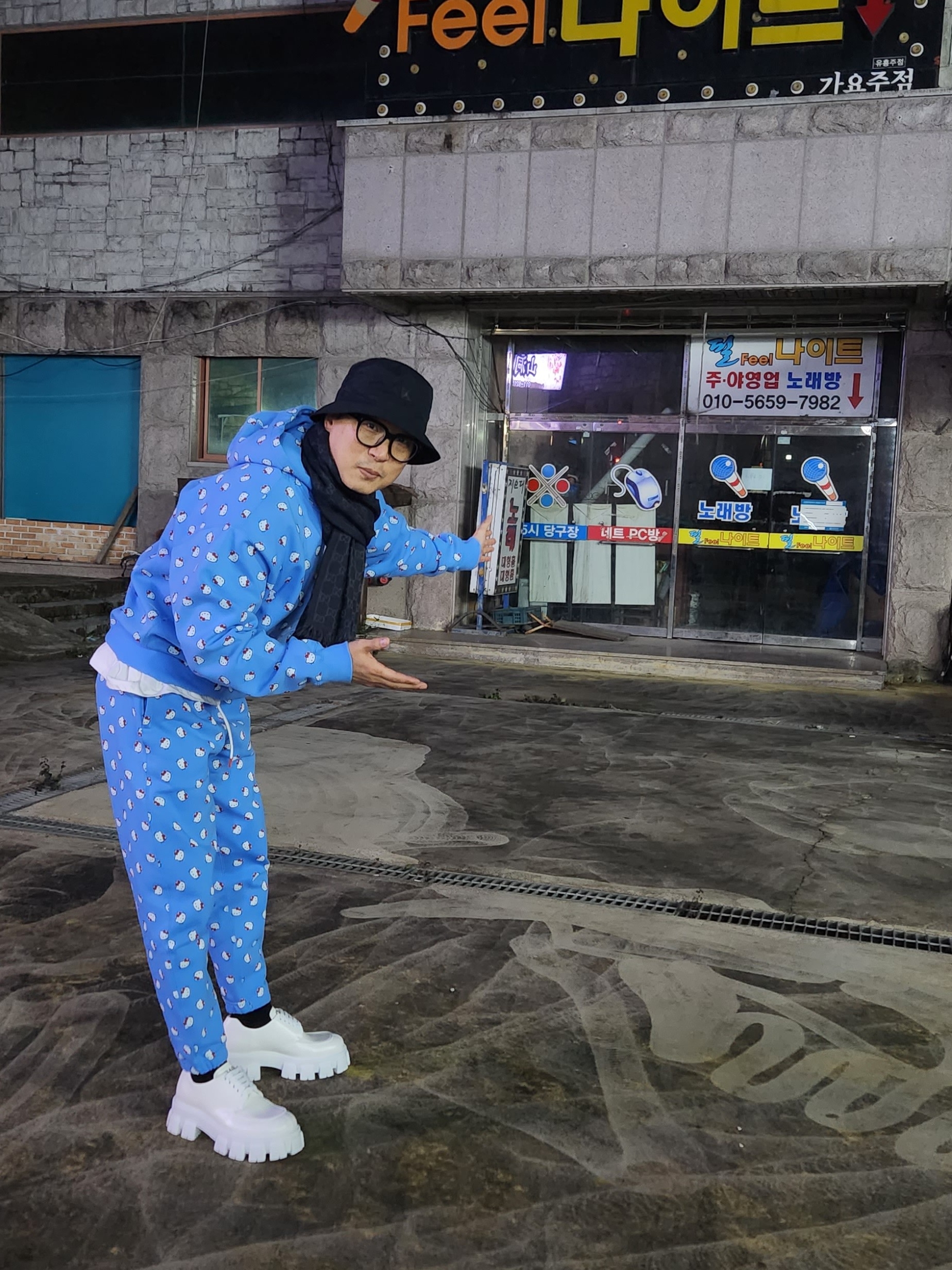 Prada Monolith Brushed Leather Lace-Up Shoes Black, Nike x Hello Kitty NRG Fleece Hoodie Blue - Asia 착용 스타일 - 1
