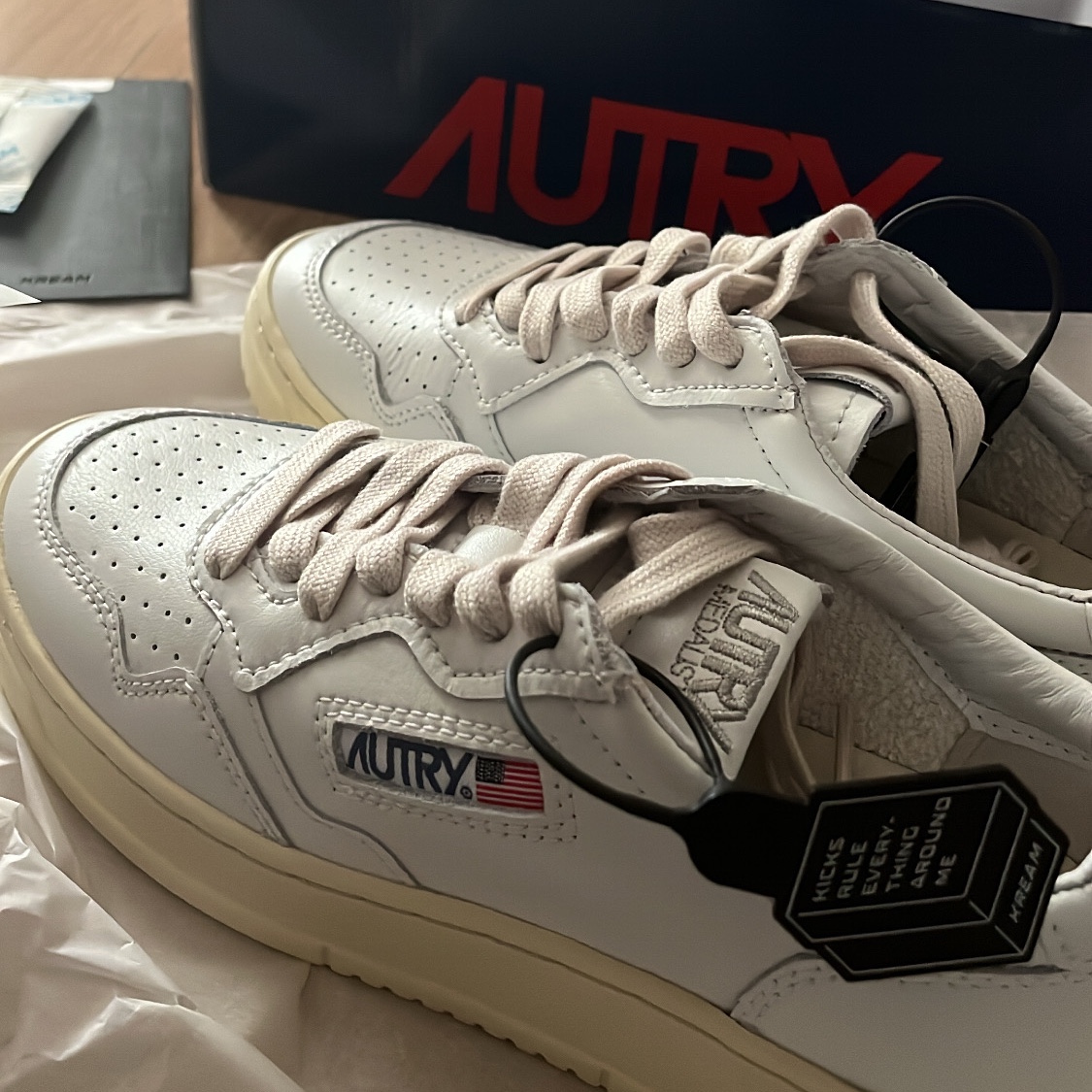 (W) Autry Medalist Low Leather Sneakers White 착용 스타일