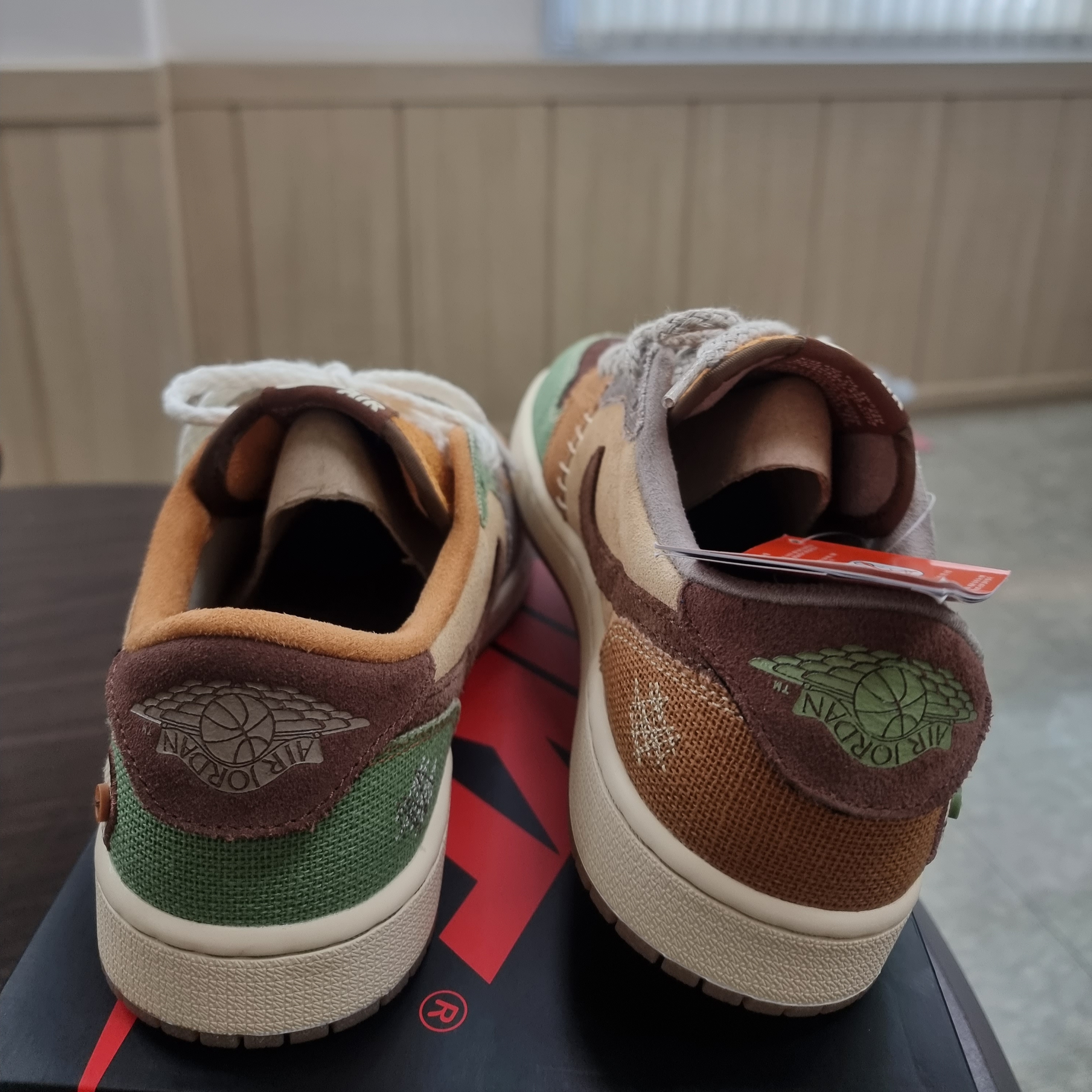Jordan 1 x Zion Williamson Retro Low OG Flax and Oil Green 착용 스타일 - 3