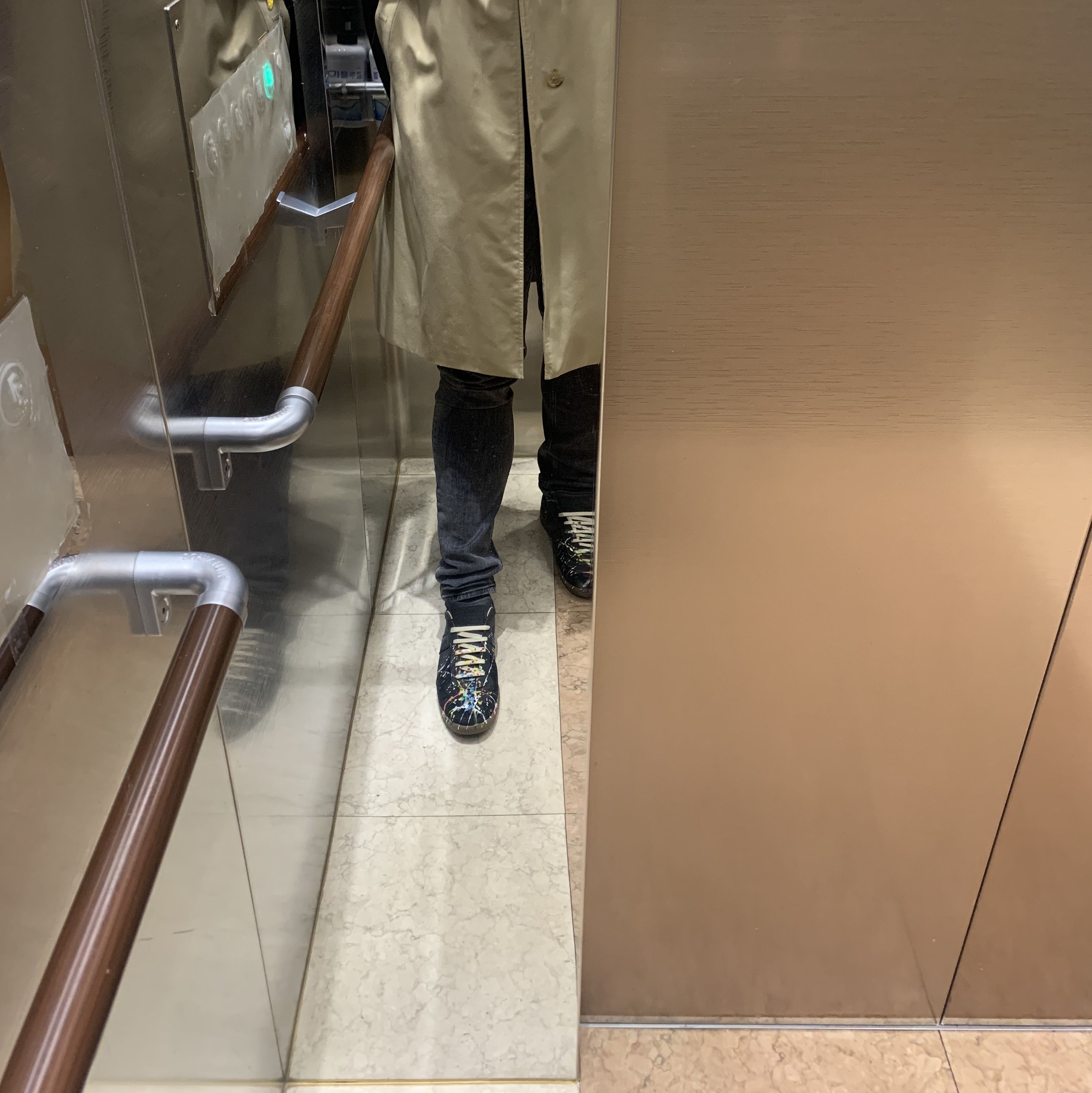 Maison Margiela Replica Paint Drop Sneakers Black 착용 스타일