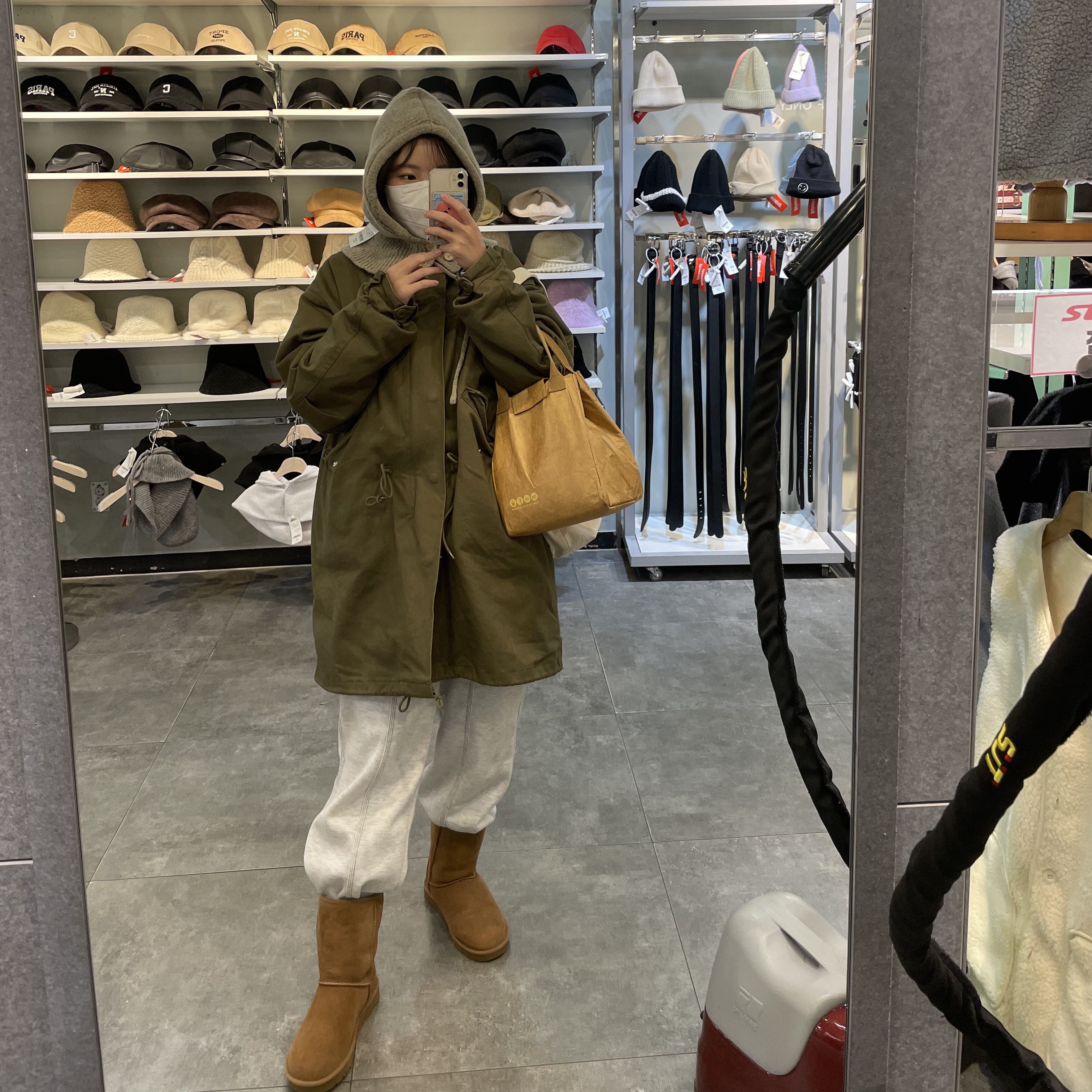 (W) UGG Classic Short II Boots Chestnut, Maison Kitsune Fox Head Tote Bag Ecru 착용 스타일 - 1