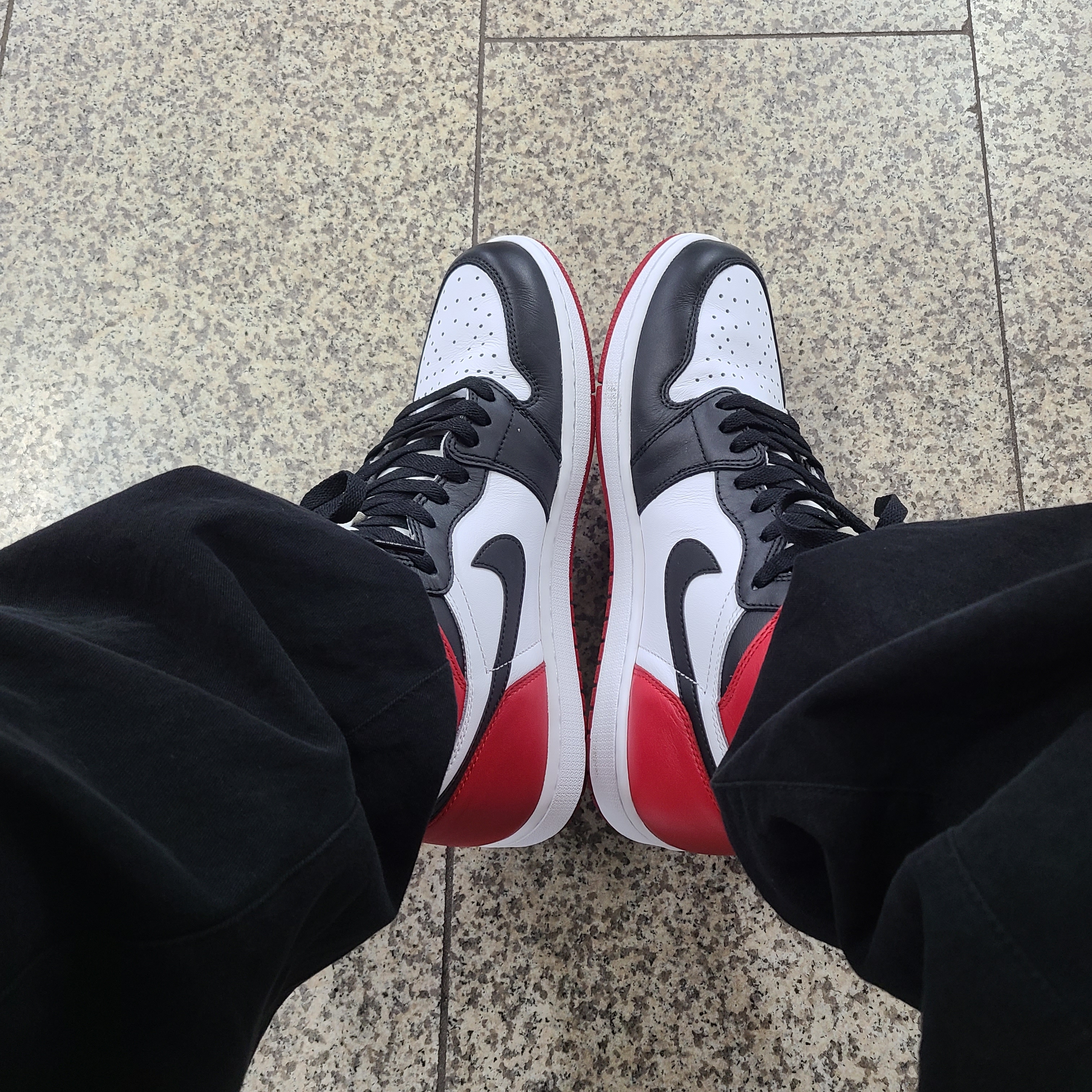 Jordan 1 Retro High OG Black Toe 2016, Jordan 1 Retro High OG Chicago 2022 착용 스타일 - 1