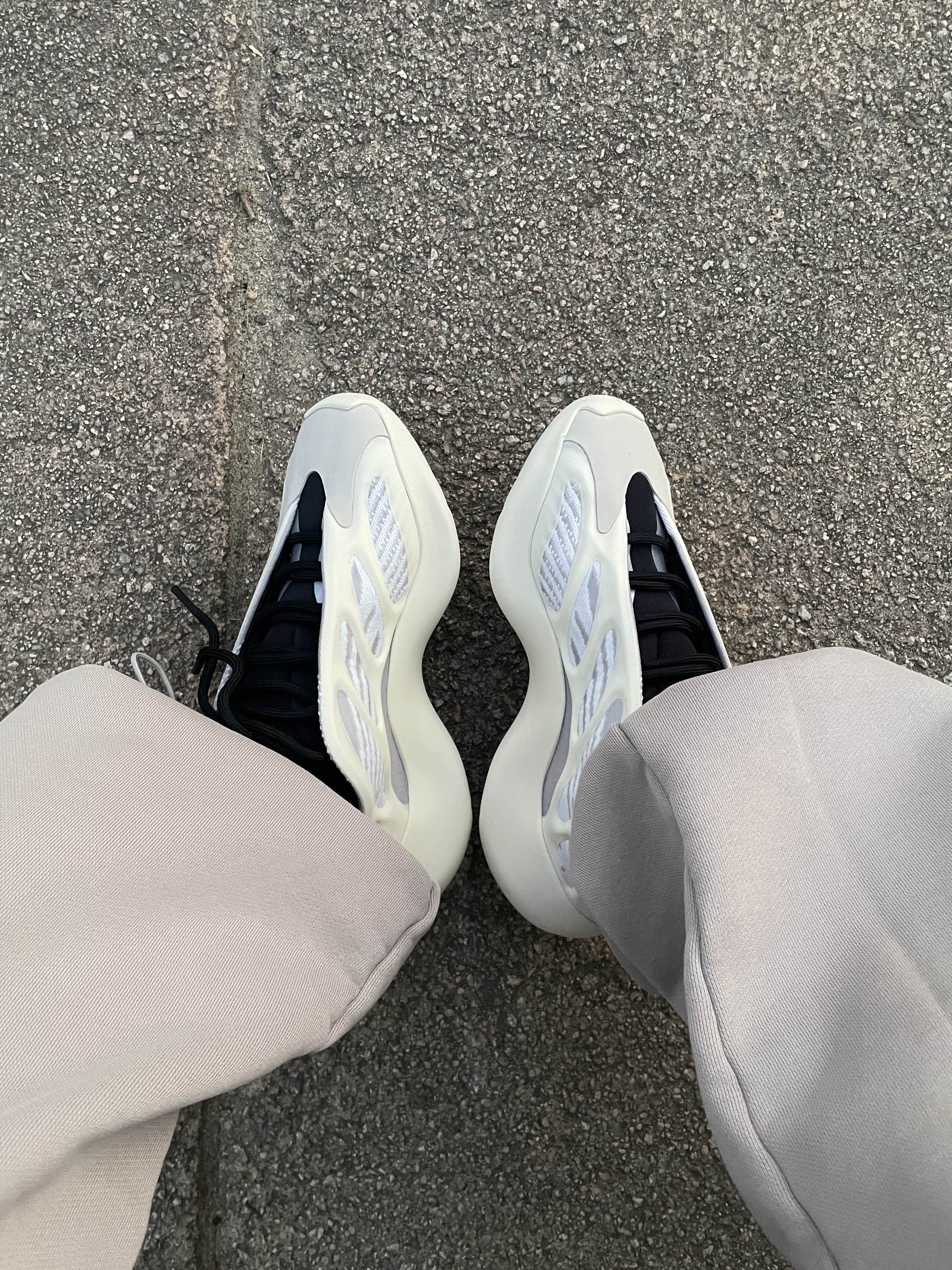 Adidas Yeezy 700 V3 Azael 2022/2023, Casetify x Ader Error iPhone Sticker Magsafe Case Clear 착용 스타일 - 3
