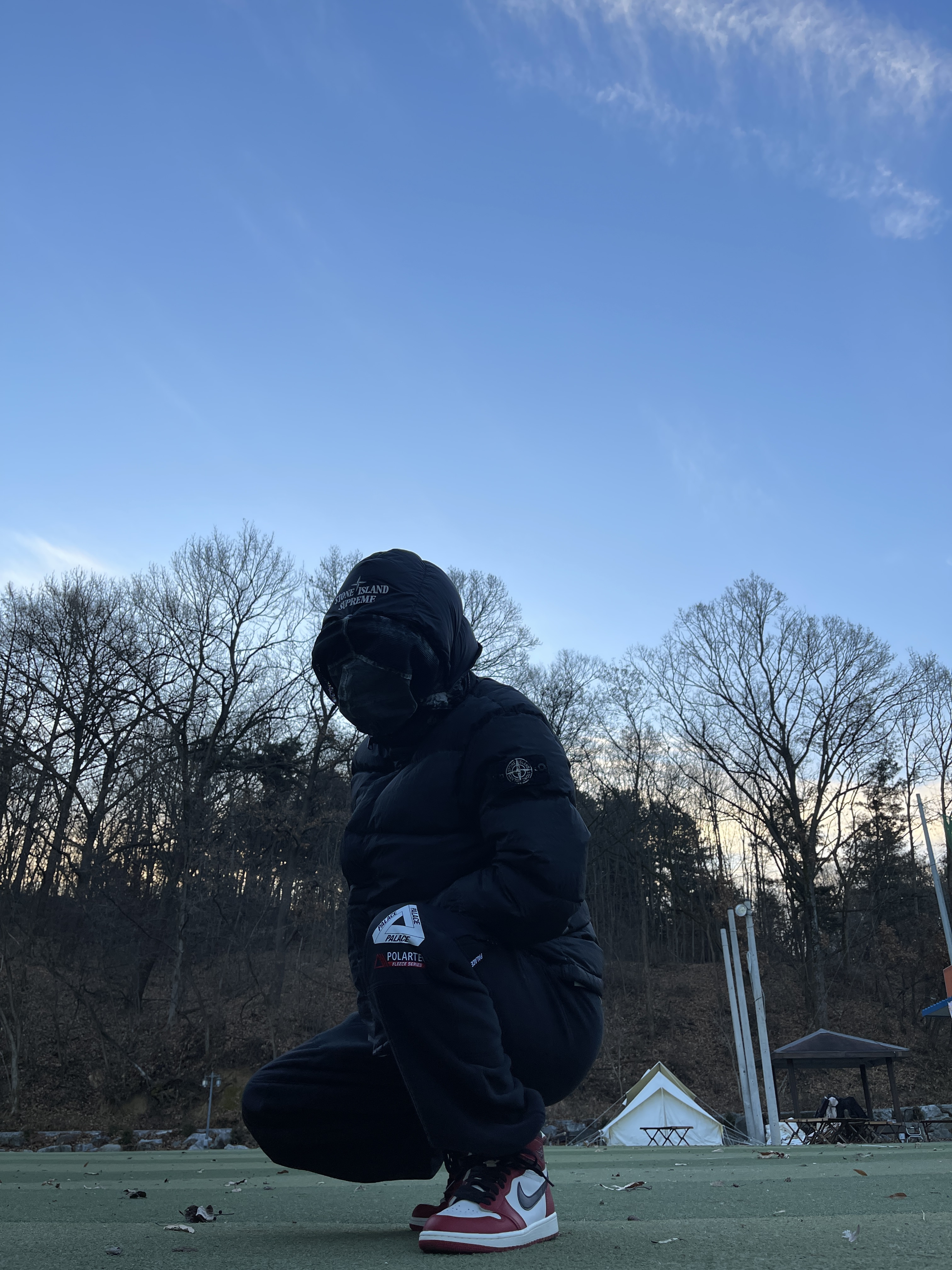 Supreme x Stone Island Painted Camo Crinkle Down Jacket Black - 20FW, Stone Island 99576 Nylon Metal 6-Panel Cap Black 착용 스타일 - 1