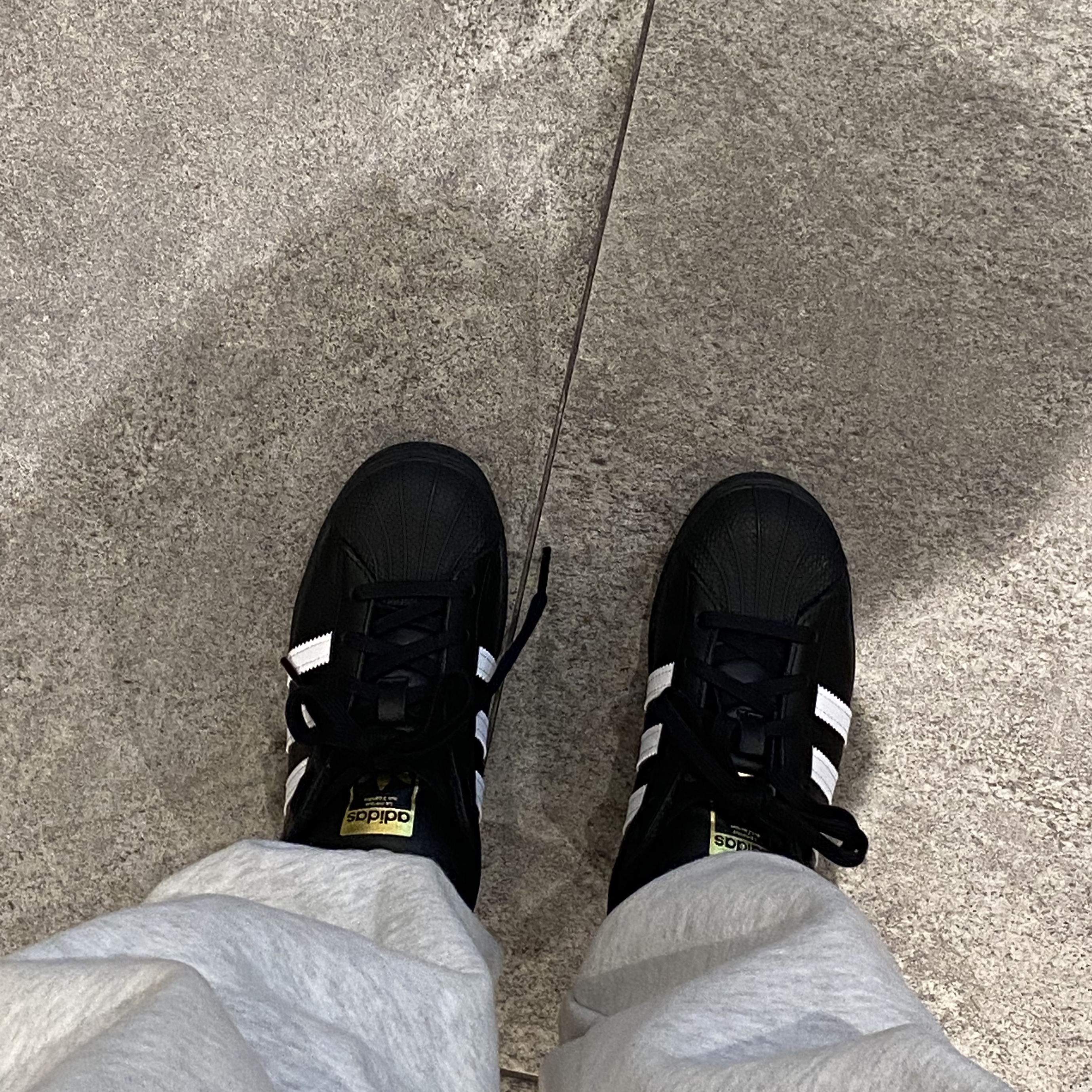 (J) Adidas Superstar Black White 착용 스타일