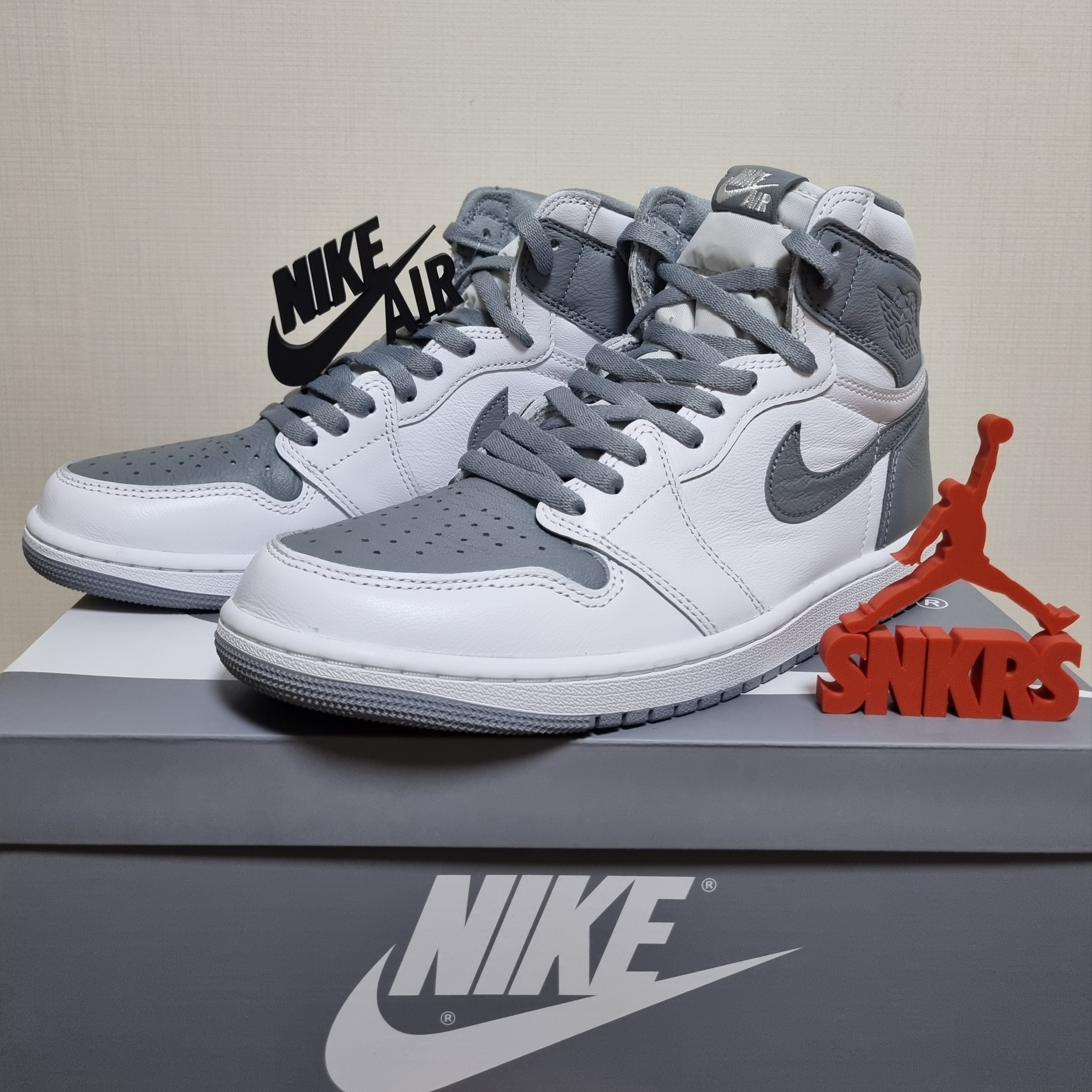 Jordan 1 Retro High OG Stealth 착용 스타일 - 1