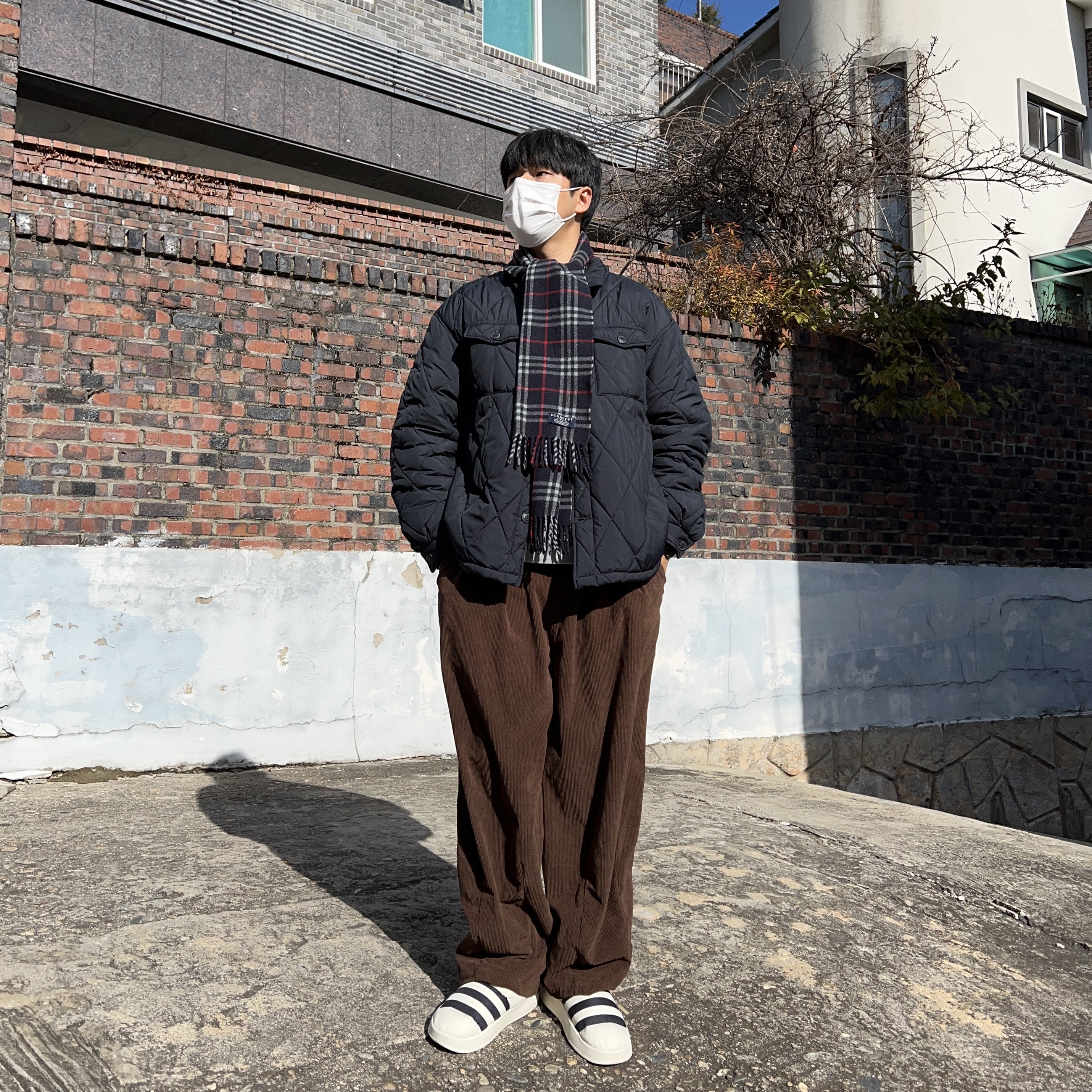 Burberry Classic Check Cashmere Muffler Navy, Adidas Puffylette Off White 착용 스타일