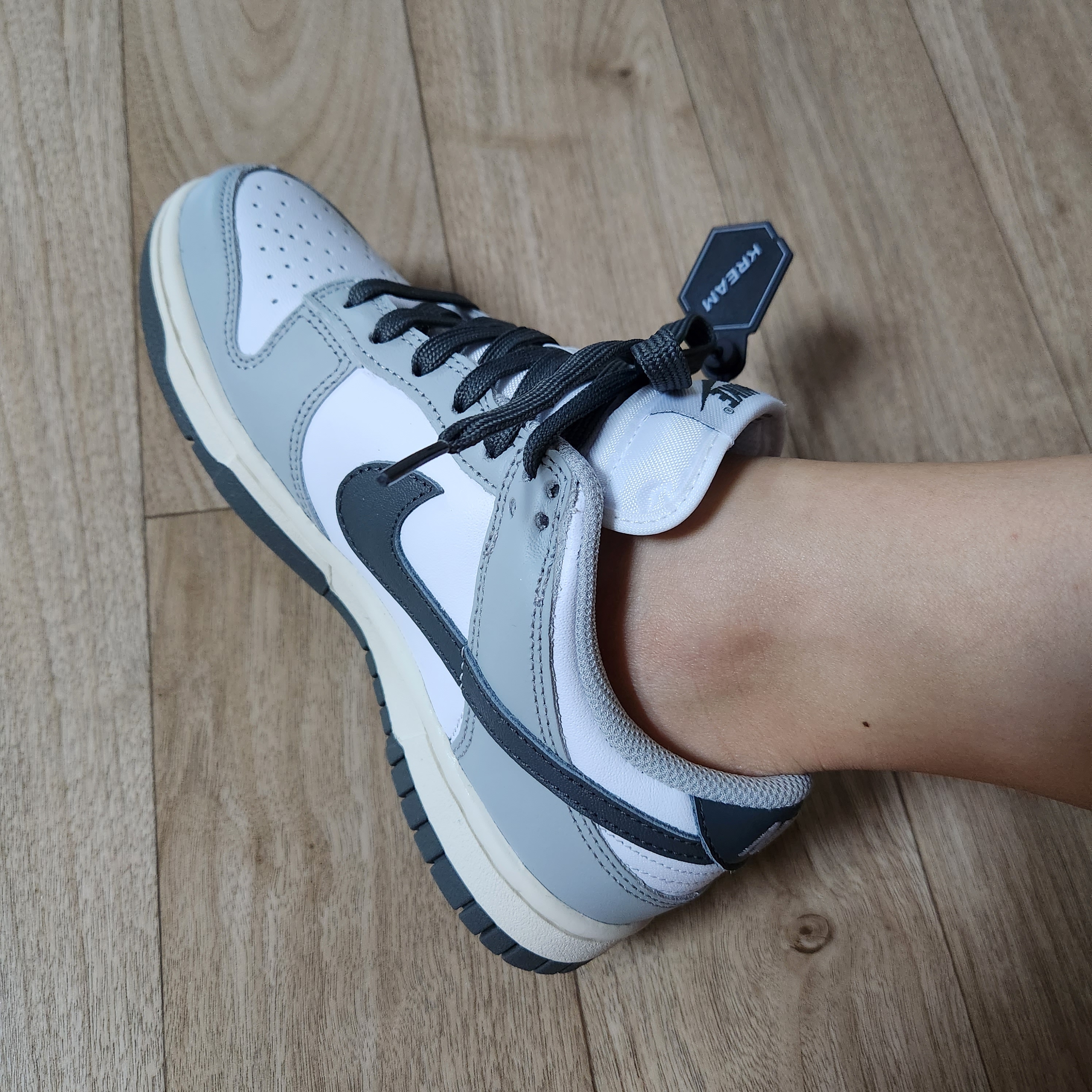 (W) Nike Dunk Low Light Smoke Grey 착용 스타일 - 2
