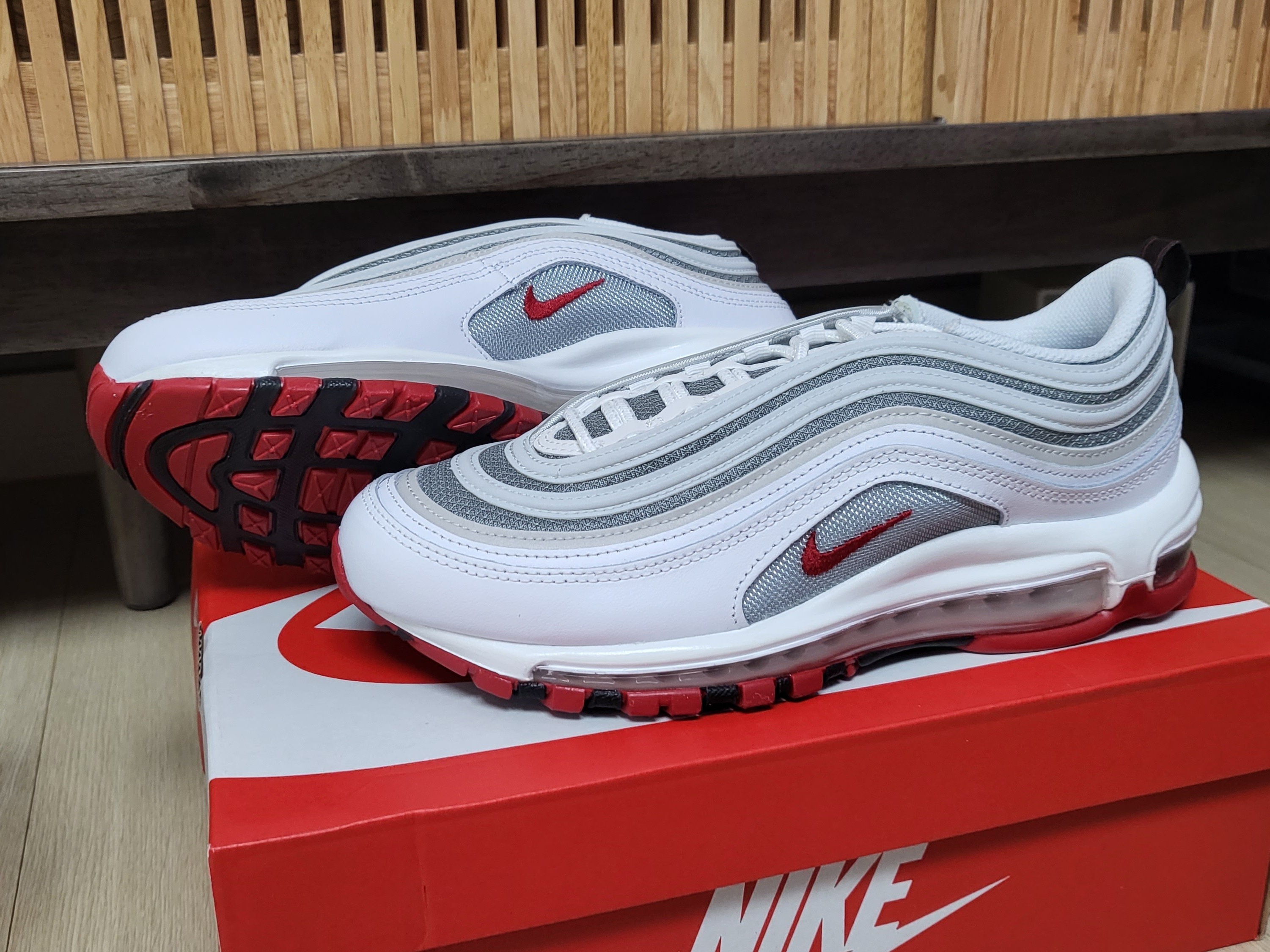 Nike Air Max 97 White and Varsity Red 착용 스타일 - 5