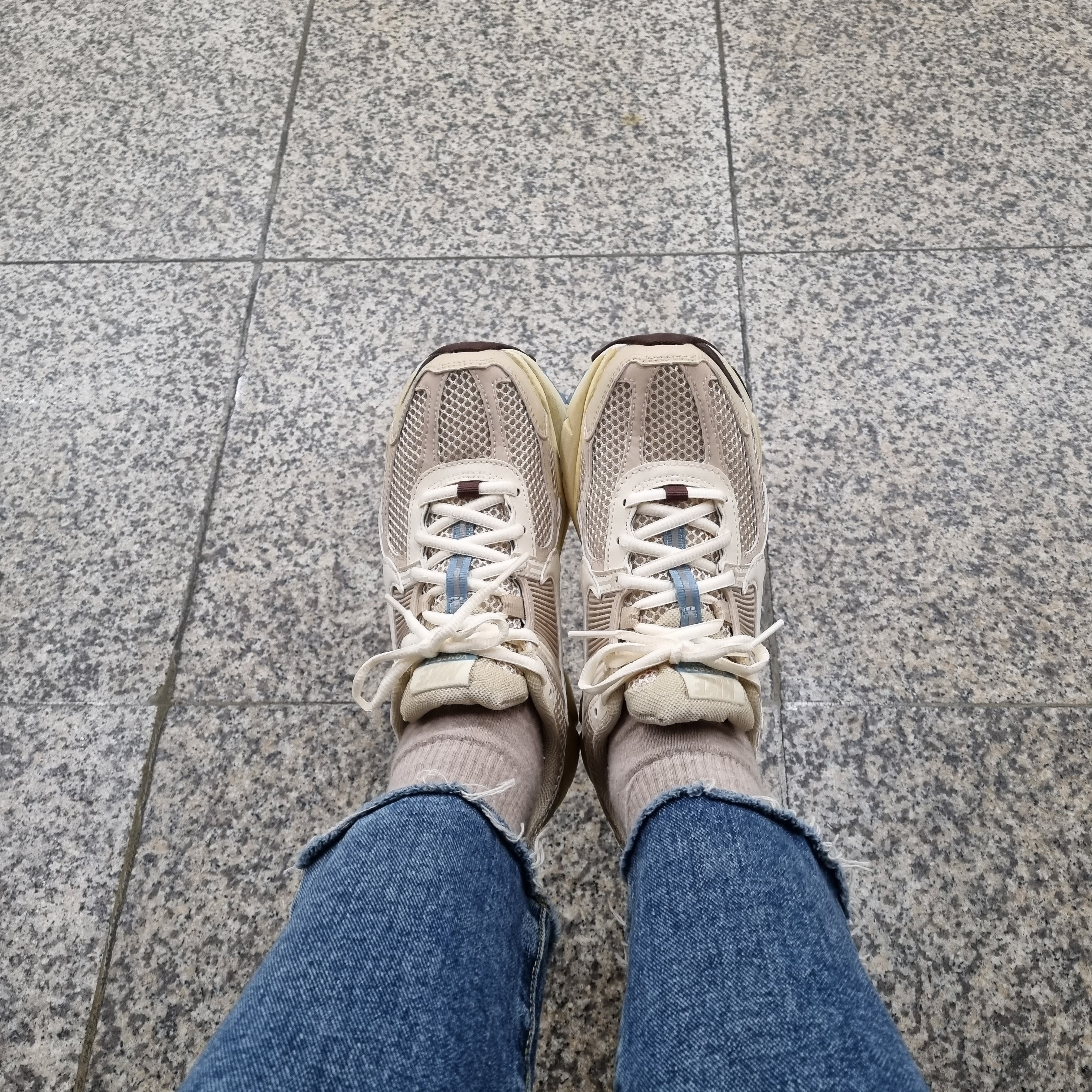 (W) Nike Zoom Vomero 5 Oatmeal 착용 스타일