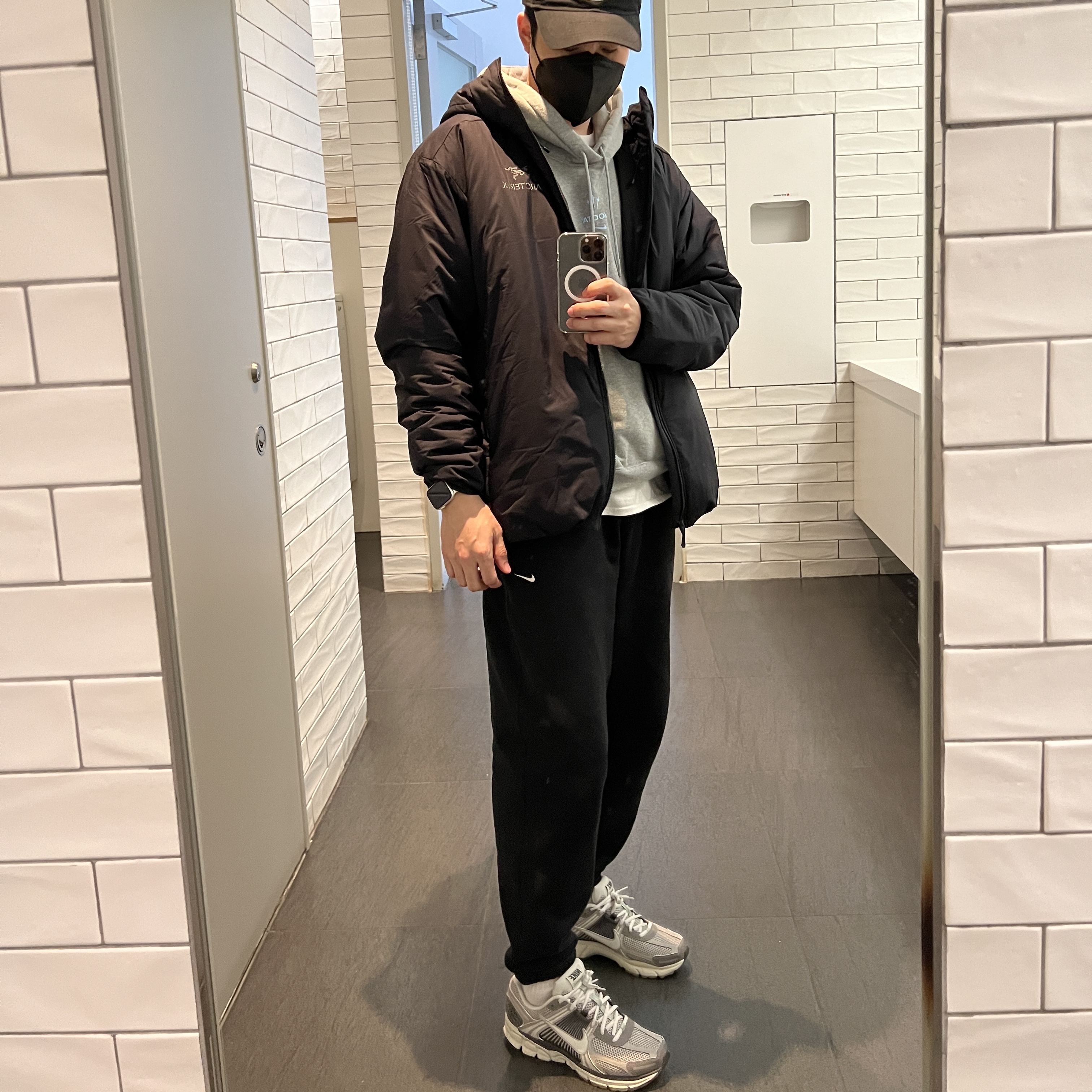 Nike x Drake Nocta NRG Fleece Hoodie Dark Grey Heather (DX2837-063), Arc'teryx Atom AR Hoody Black 착용 스타일