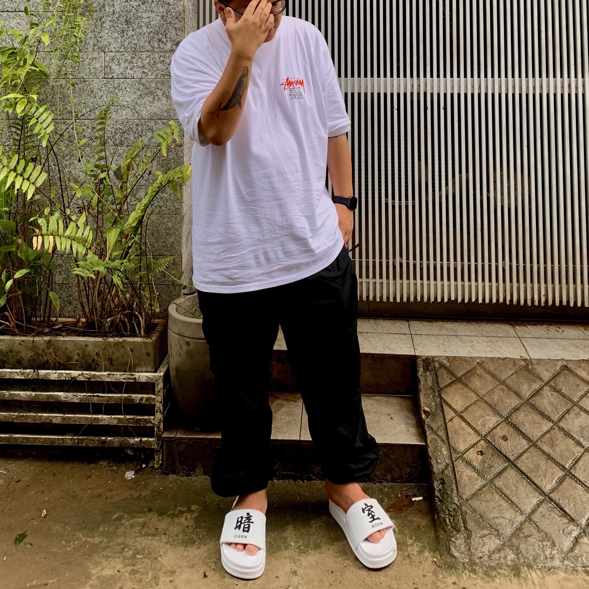 Stussy Built Tough T-Shirt White, Darkr8m Studio Slides White 착용 스타일