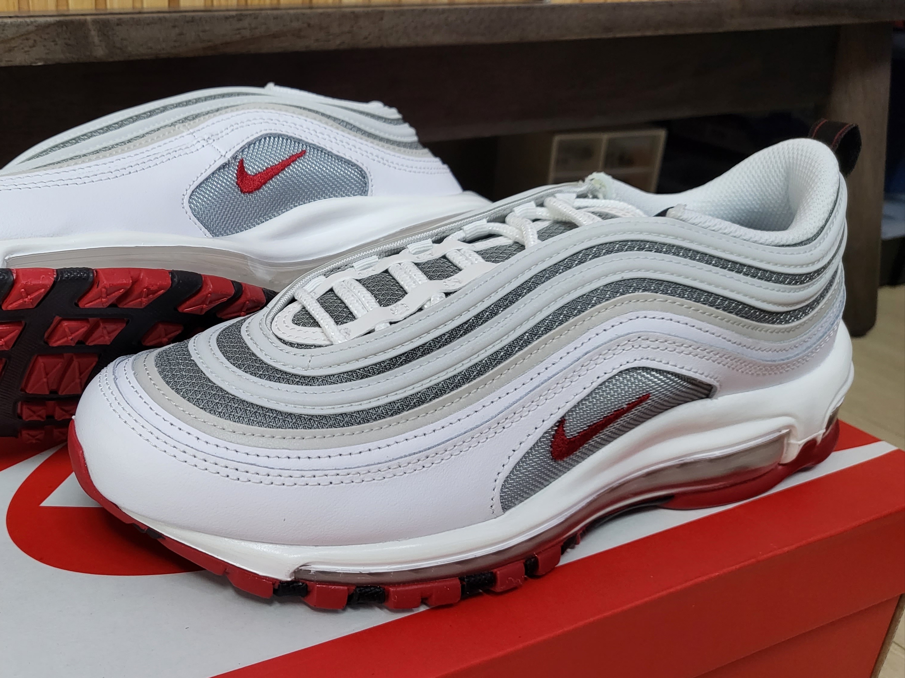 Nike Air Max 97 White and Varsity Red 착용 스타일 - 3