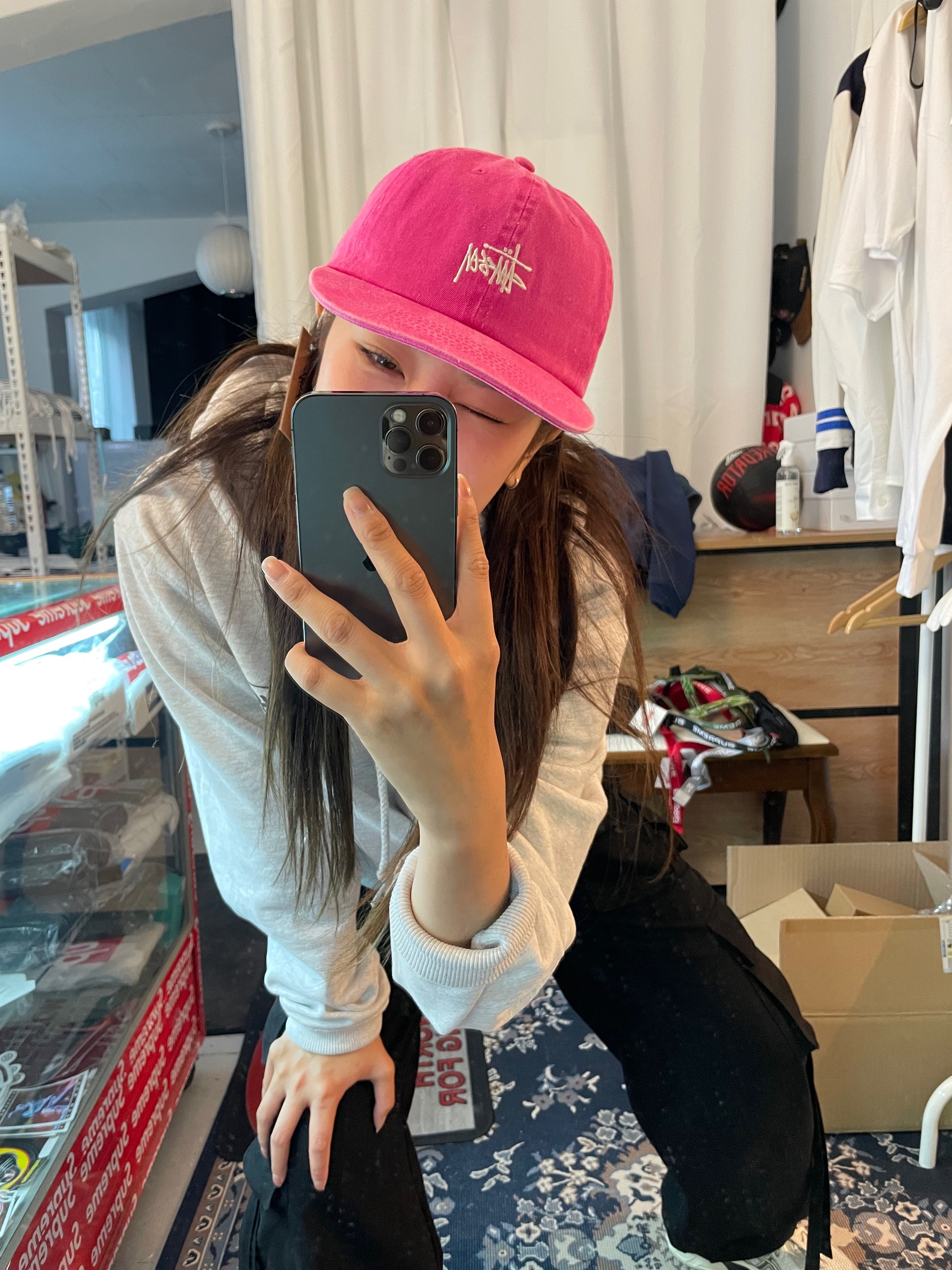 Stussy Washed Stock Low Pro Cap Magenta, Stussy DSM World Tour Hoodie Ash Heather 2022 착용 스타일 - 2