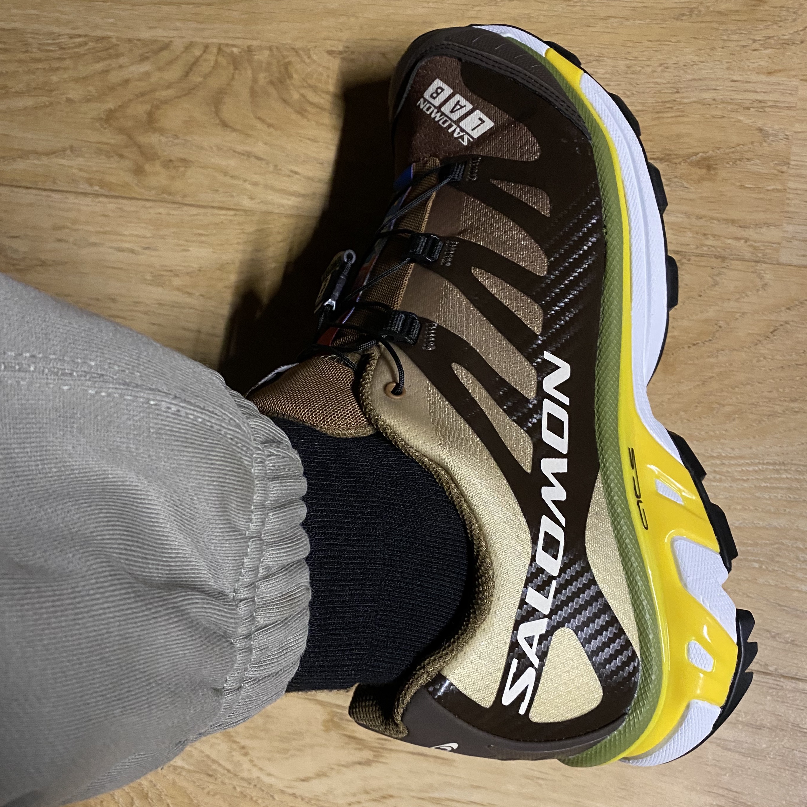 Salomon XT-4 Toffee Empire Yellow 착용 스타일 - 2