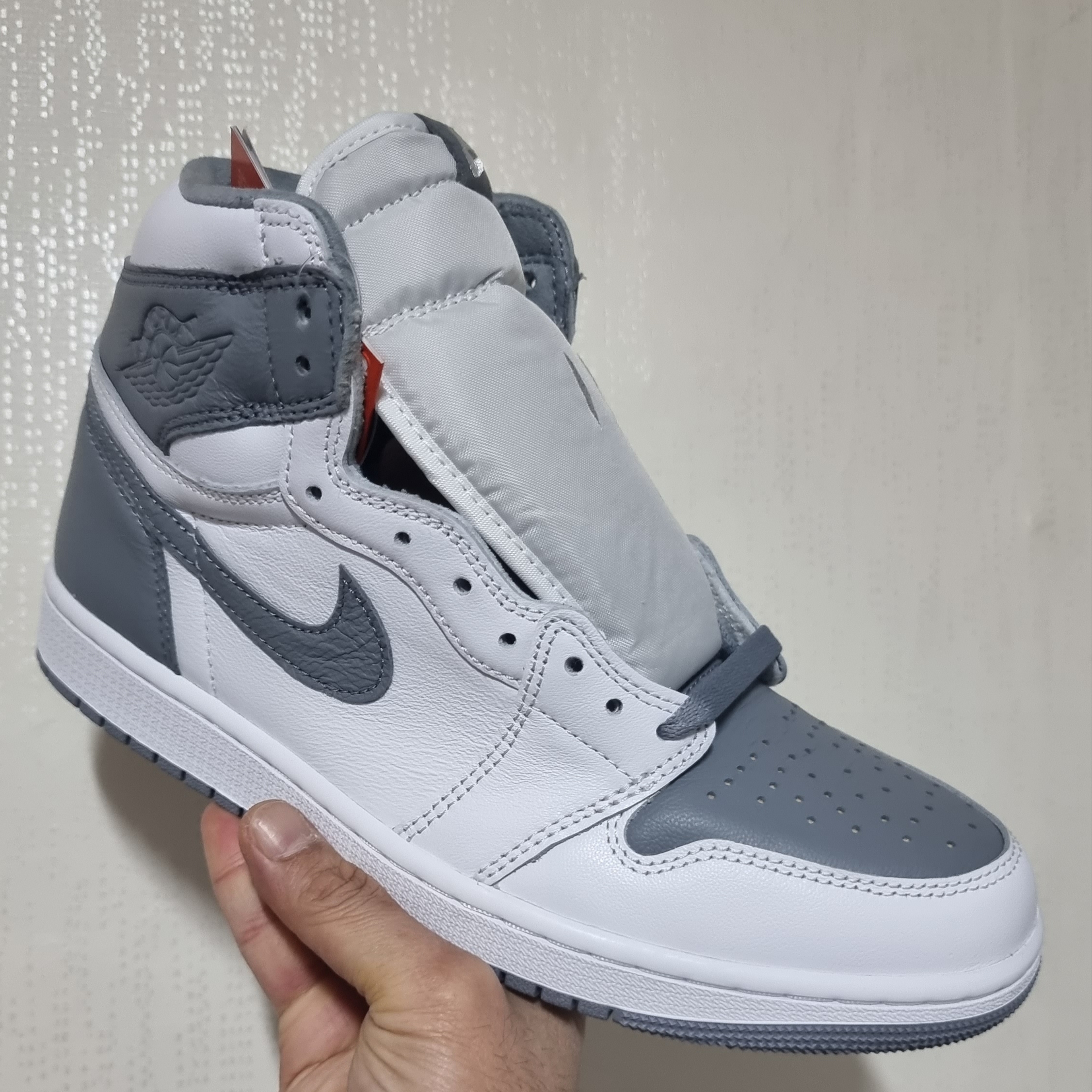 Jordan 1 Retro High OG Stealth 착용 스타일 - 1