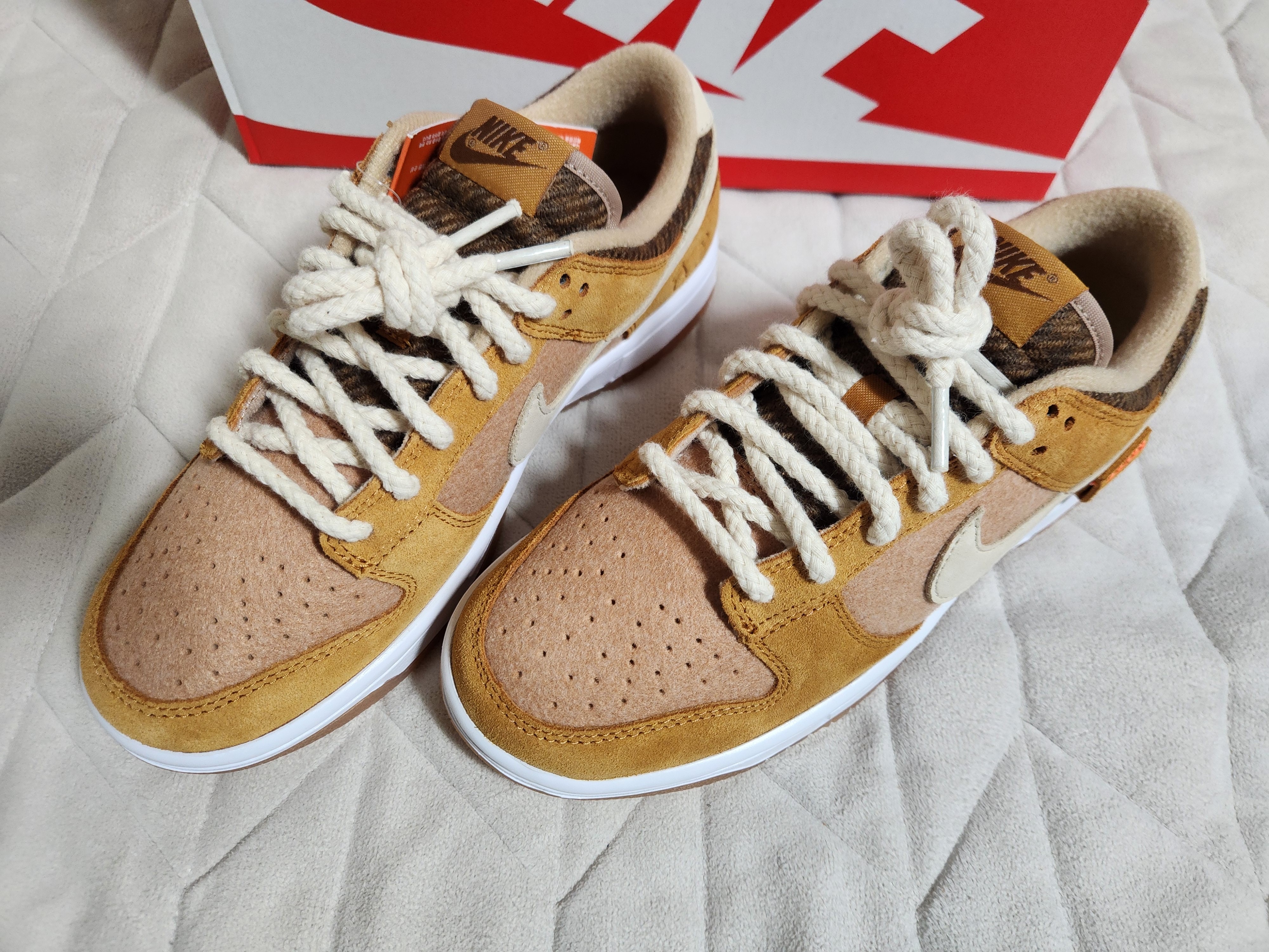 Nike Dunk Low SE Praline Desert Ochre 착용 스타일 - 1