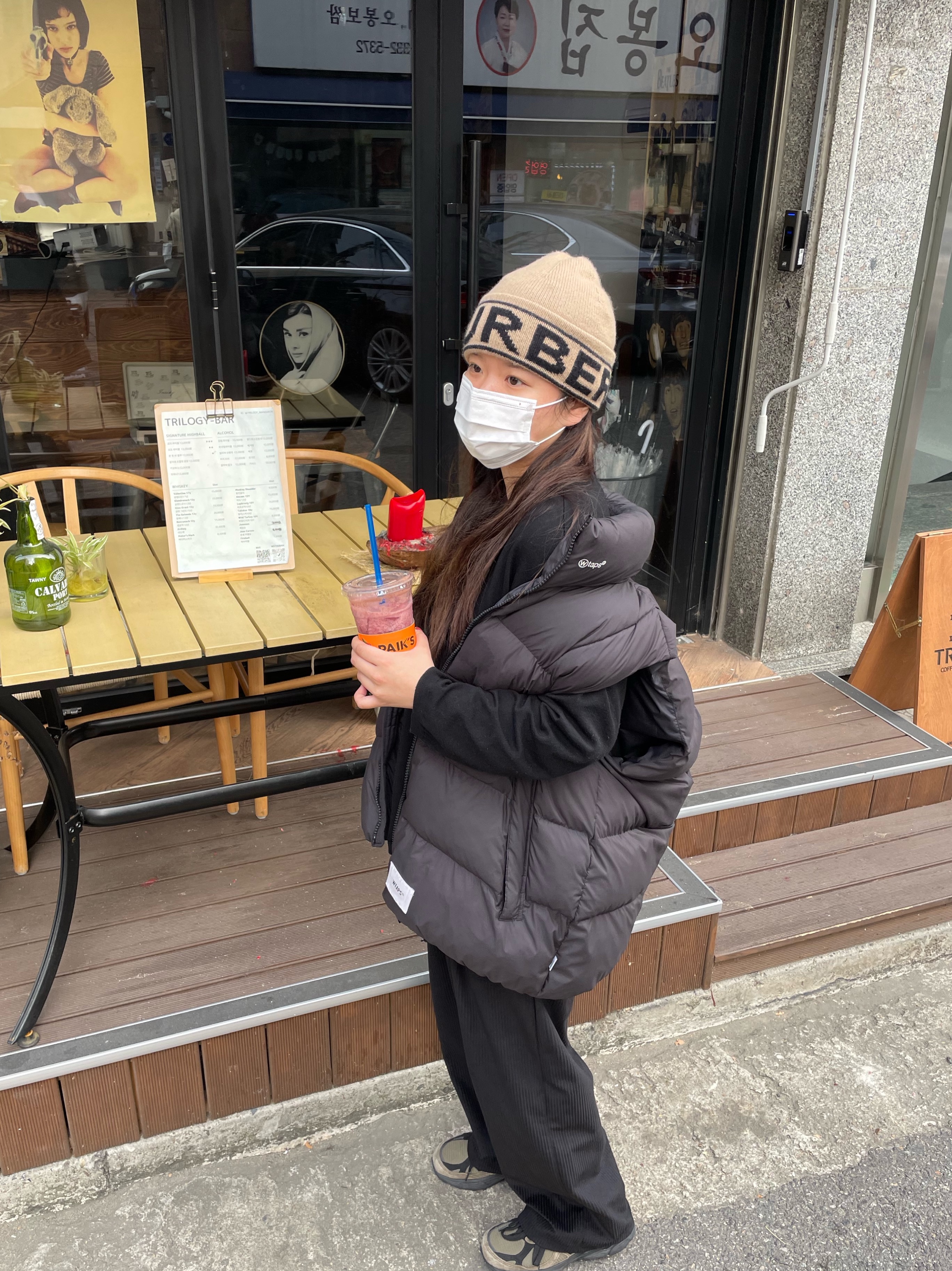 Burberry Logo Intarsia Cashmere Beanie Archive Beige, New Balance x JJJJound 990v3 Brown Black 착용 스타일