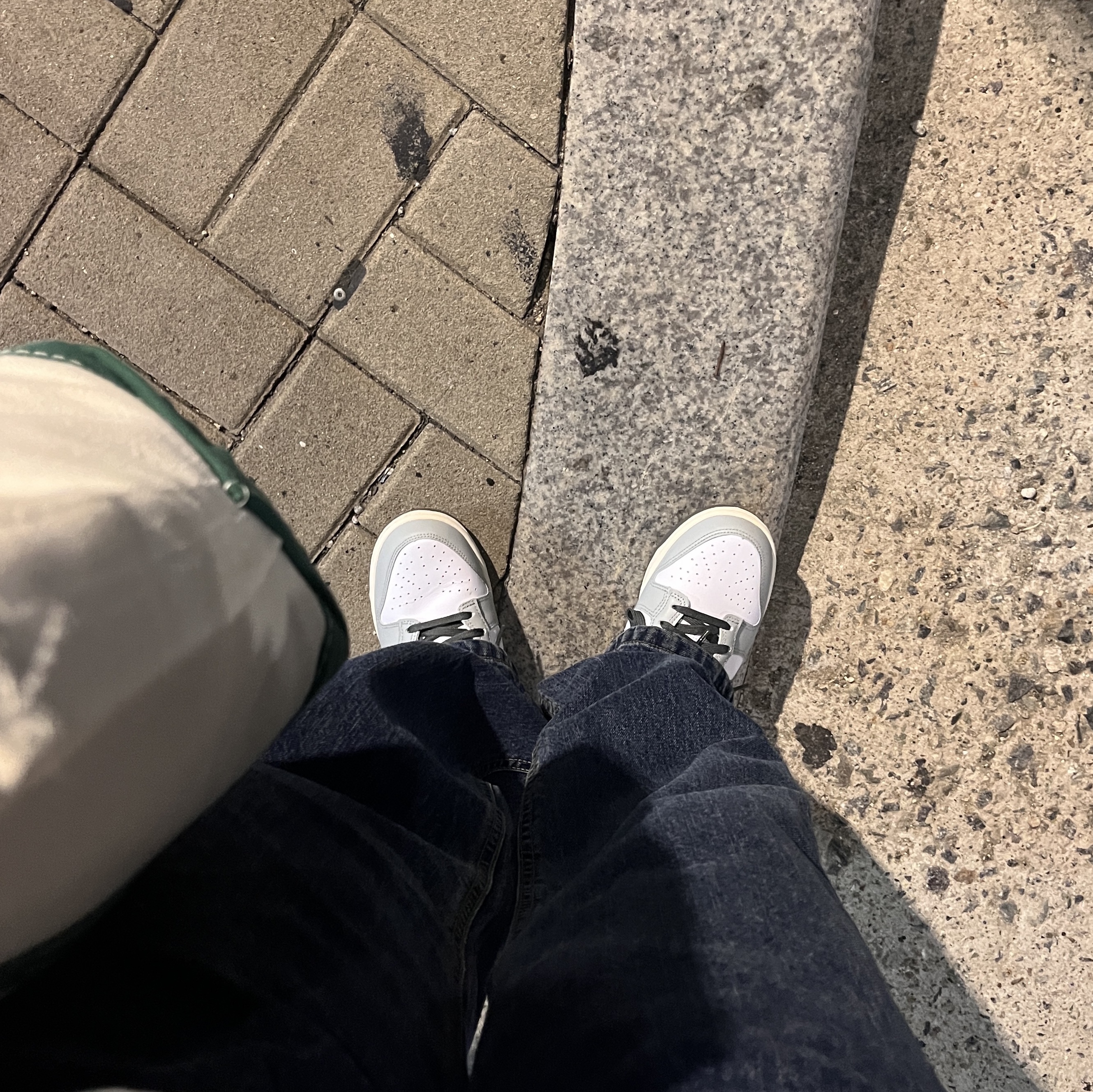 Jordan 1 Low Golf Wolf Grey 착용 스타일 - 1