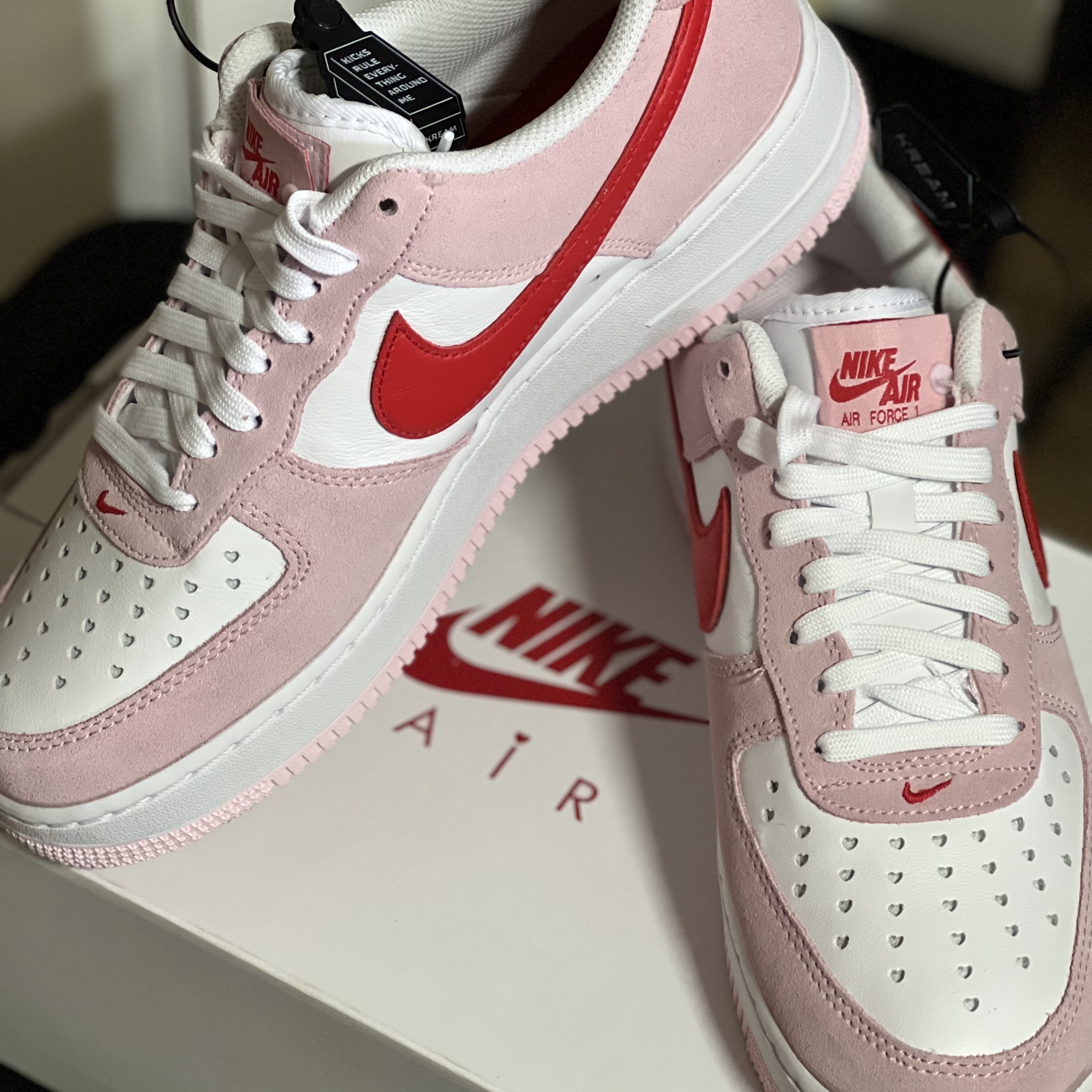 Nike Air Force 1 '07 QS Valentine's Day 착용 스타일 - 2