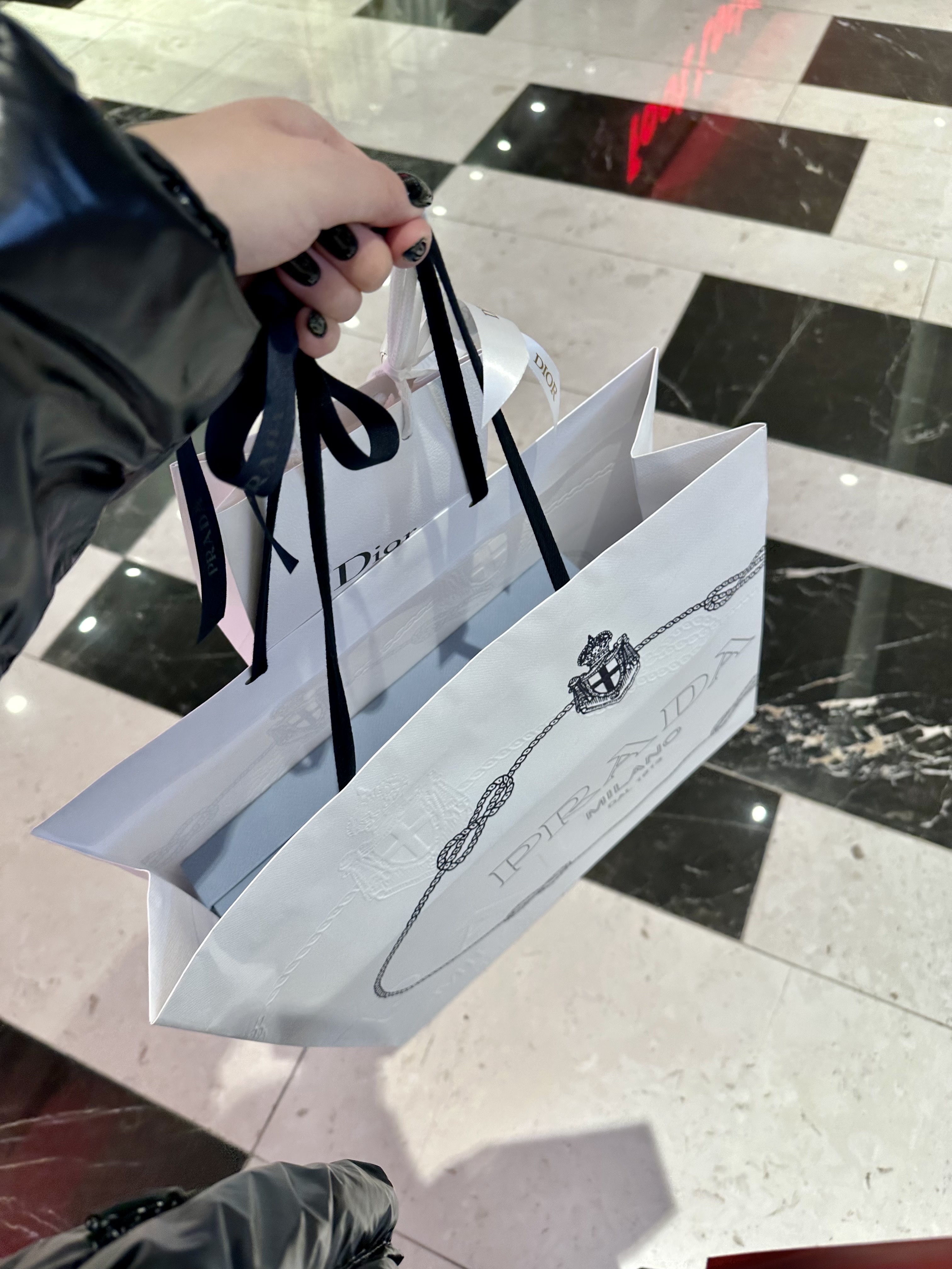 (GS) Jordan 1 Mid SE Pine Green Light Smoke Grey, Prada Re-Edition 2000 Re-Nylon Mini Shoulder Bag Black 착용 스타일 - 3