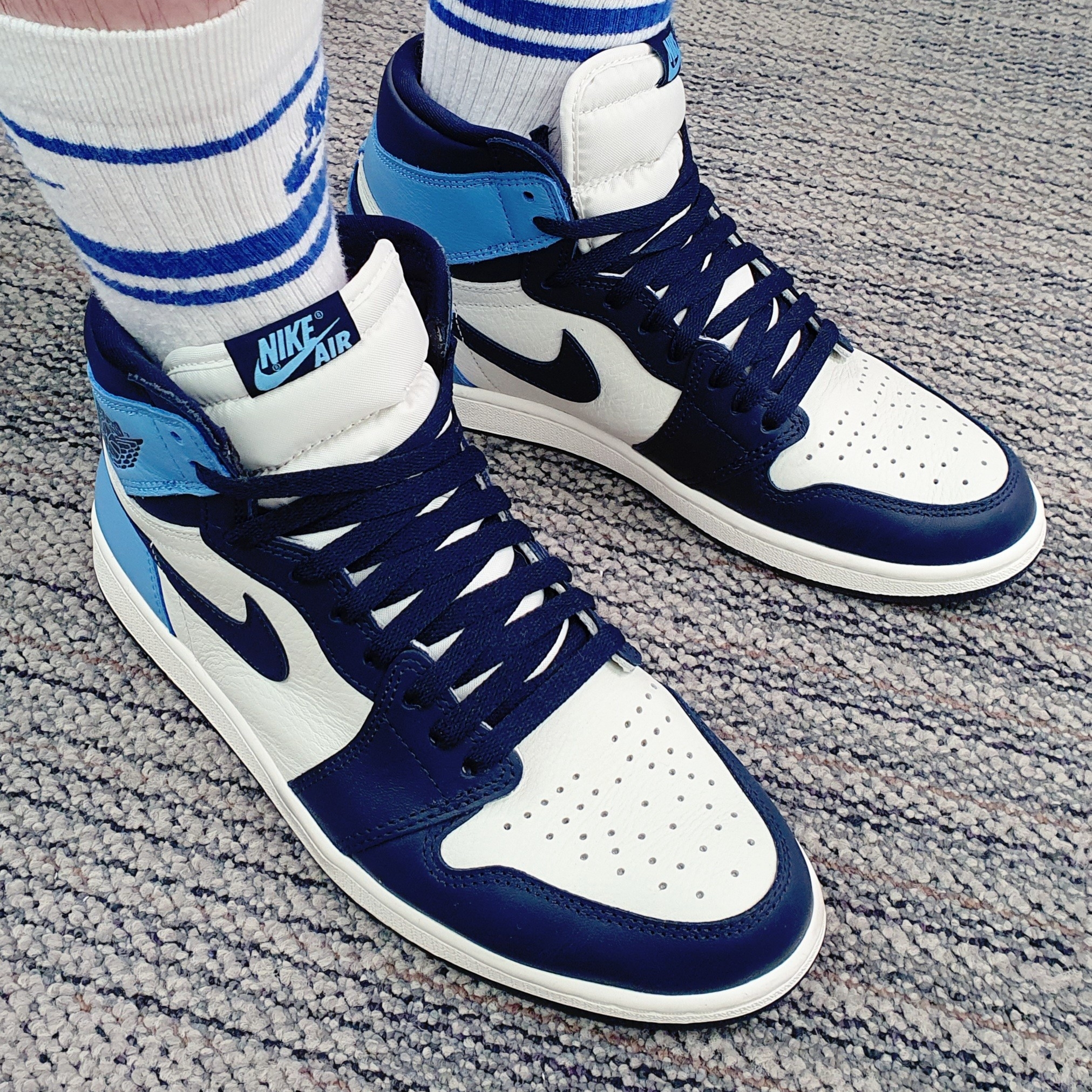 Jordan 1 Retro High Obsidian UNC 착용 스타일 - 3