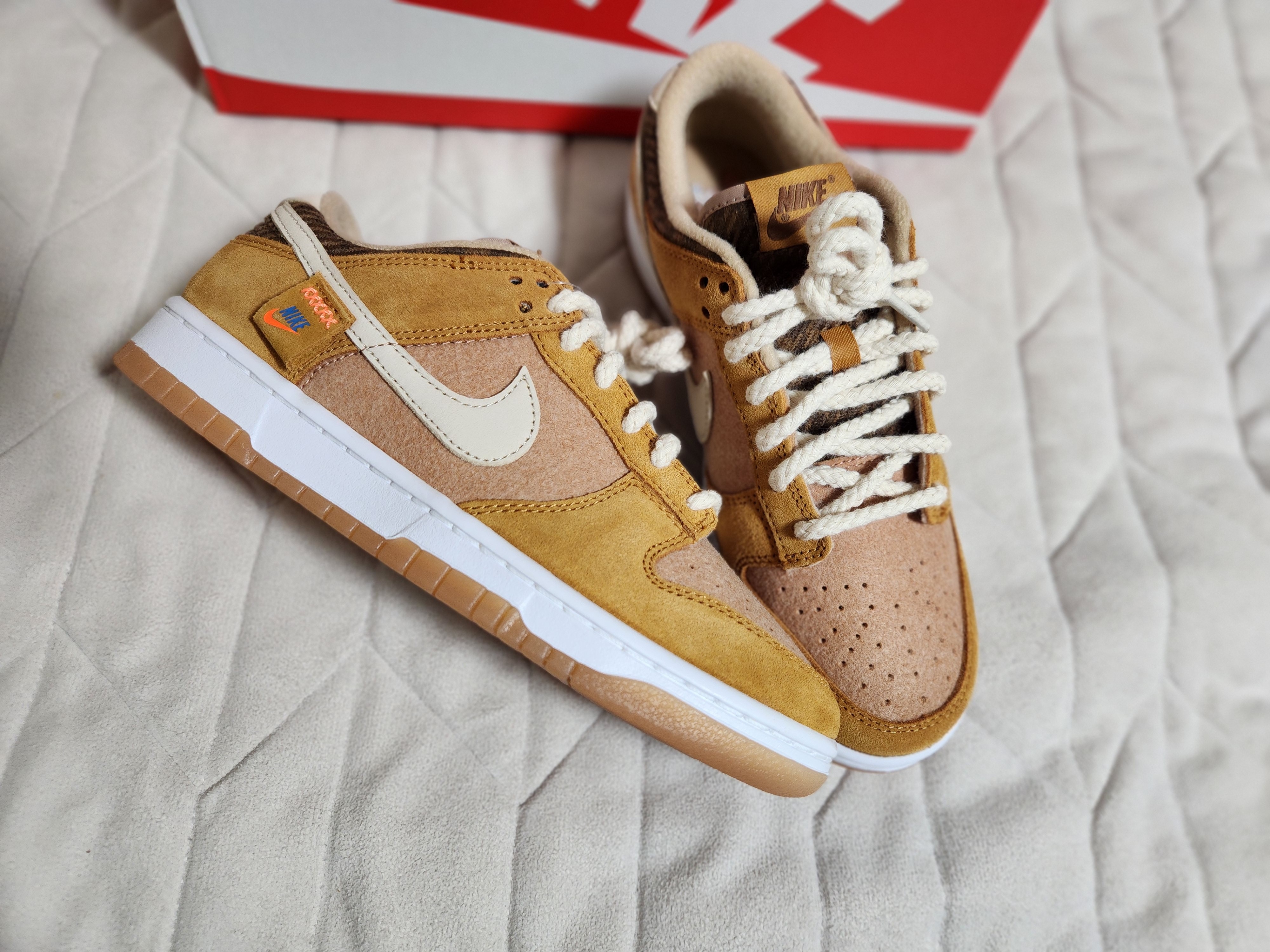 Nike Dunk Low SE Praline Desert Ochre 착용 스타일 - 2