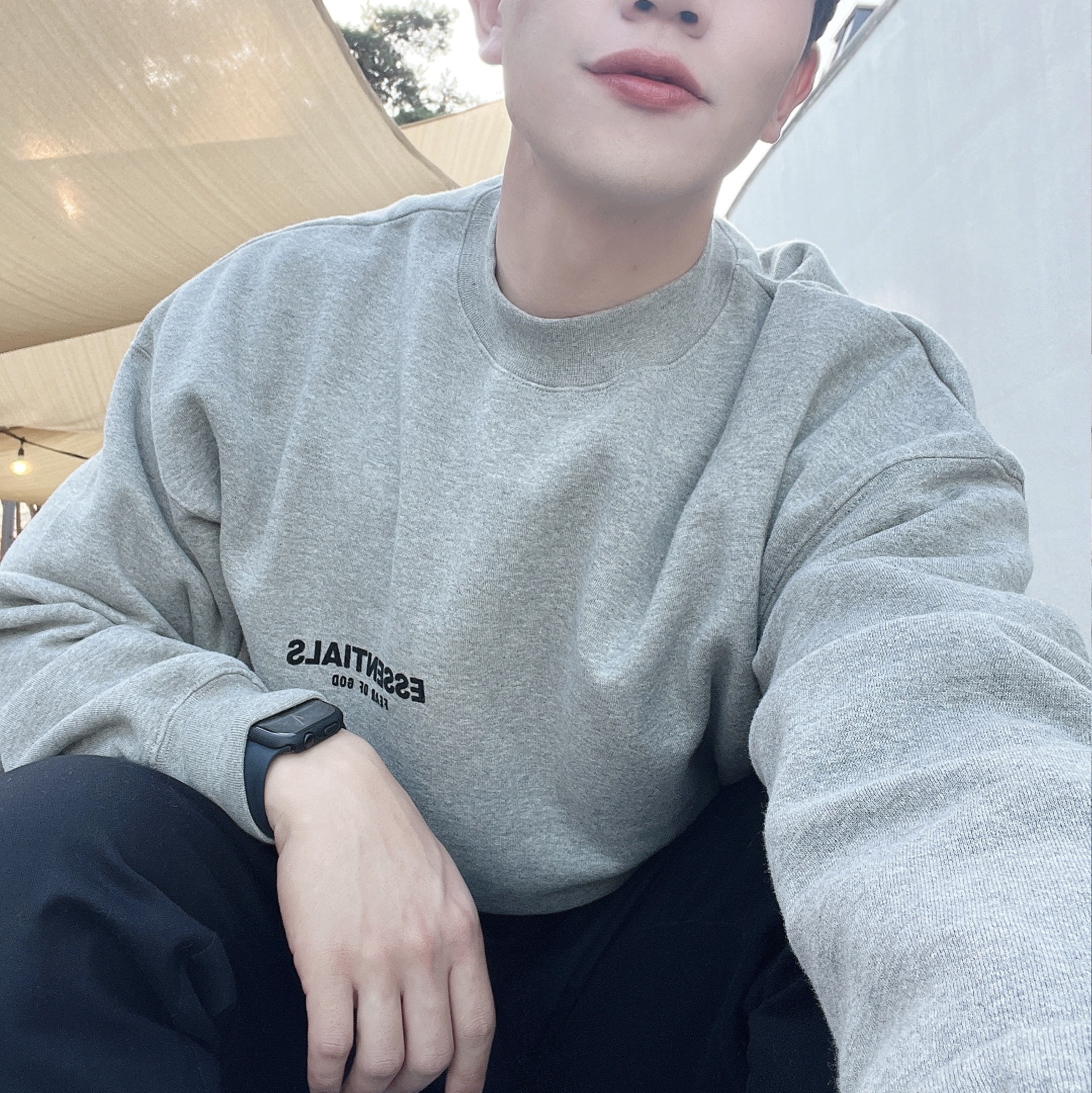 Essentials The Core Collection Crewneck Sweatshirt Dark Oatmeal, Apple Watch Series 8 45mm GPS Midnight Aluminium Case with Sport Band Midnight (Korean Ver.) 착용 스타일 - 1