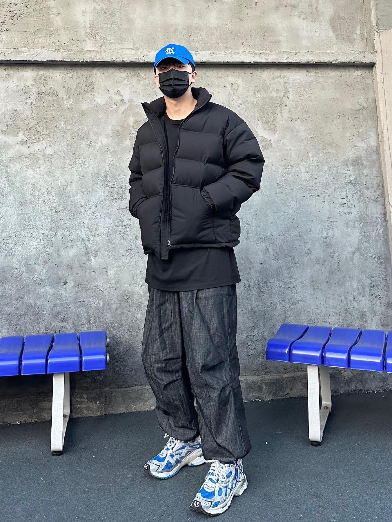 Balenciaga Runner Sneakers Blue White 착용 스타일 - 1