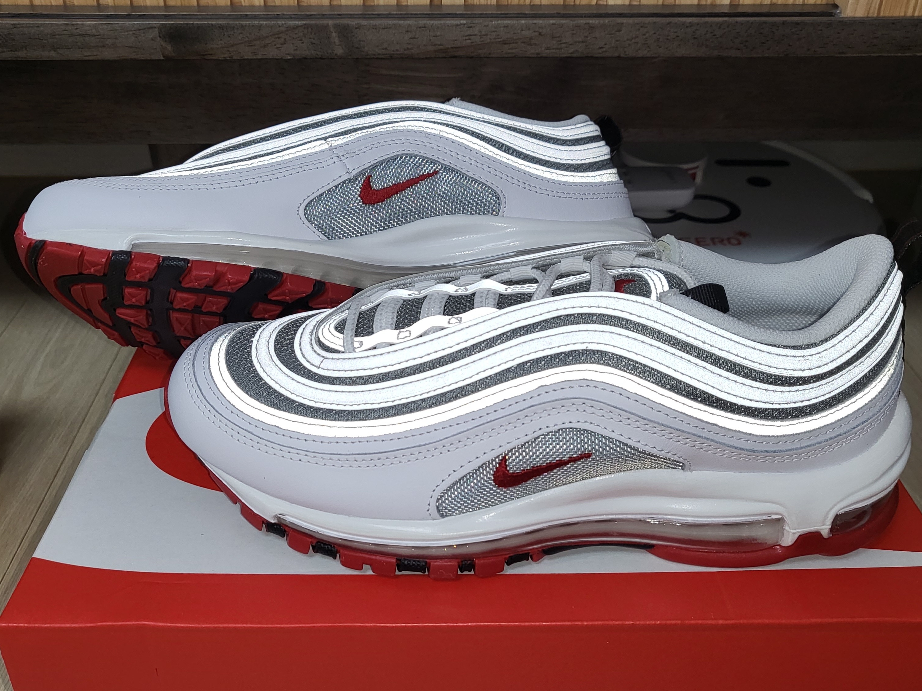 Nike Air Max 97 White and Varsity Red 착용 스타일 - 2