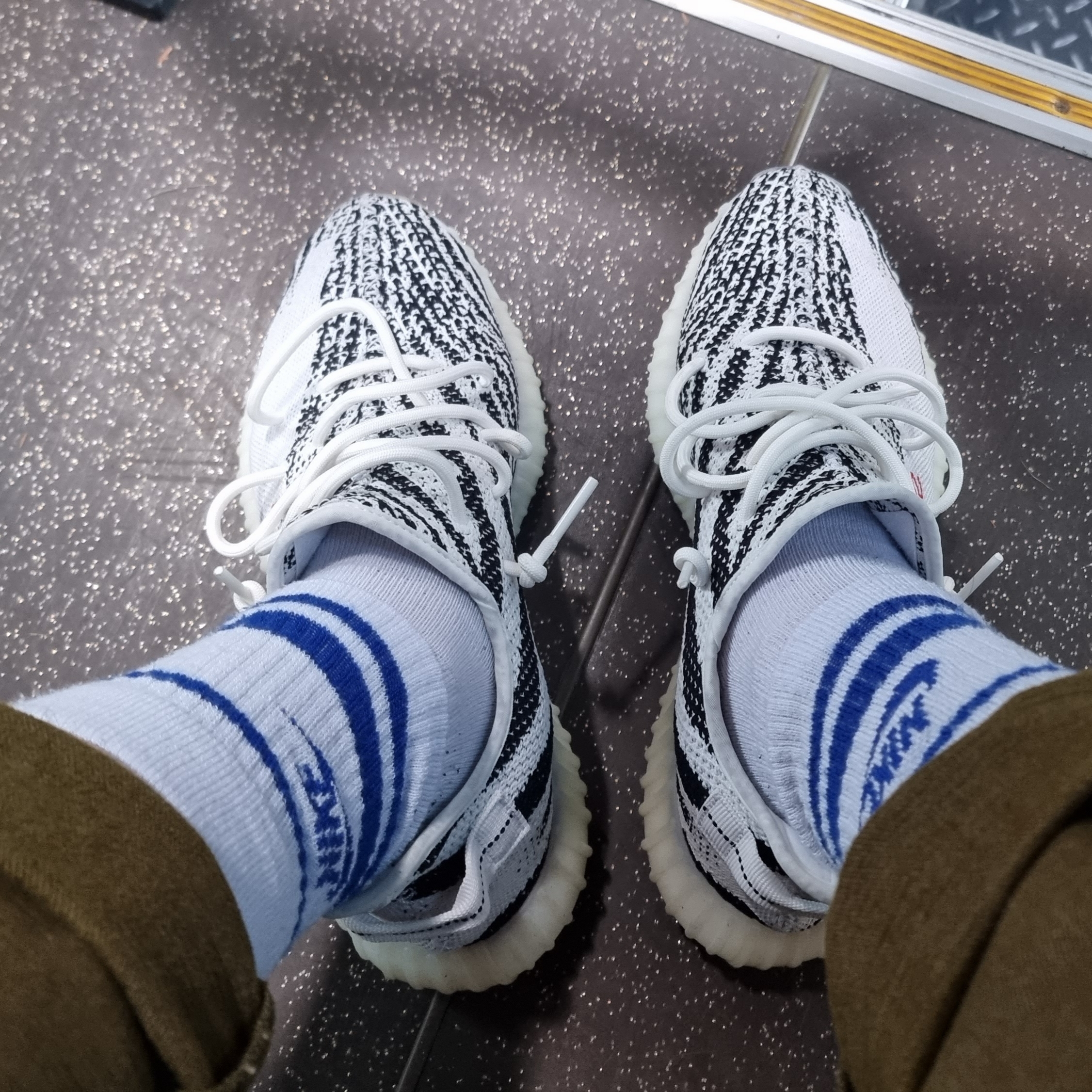 Adidas Yeezy Boost 350 V2 Zebra 2022/2023 착용 스타일
