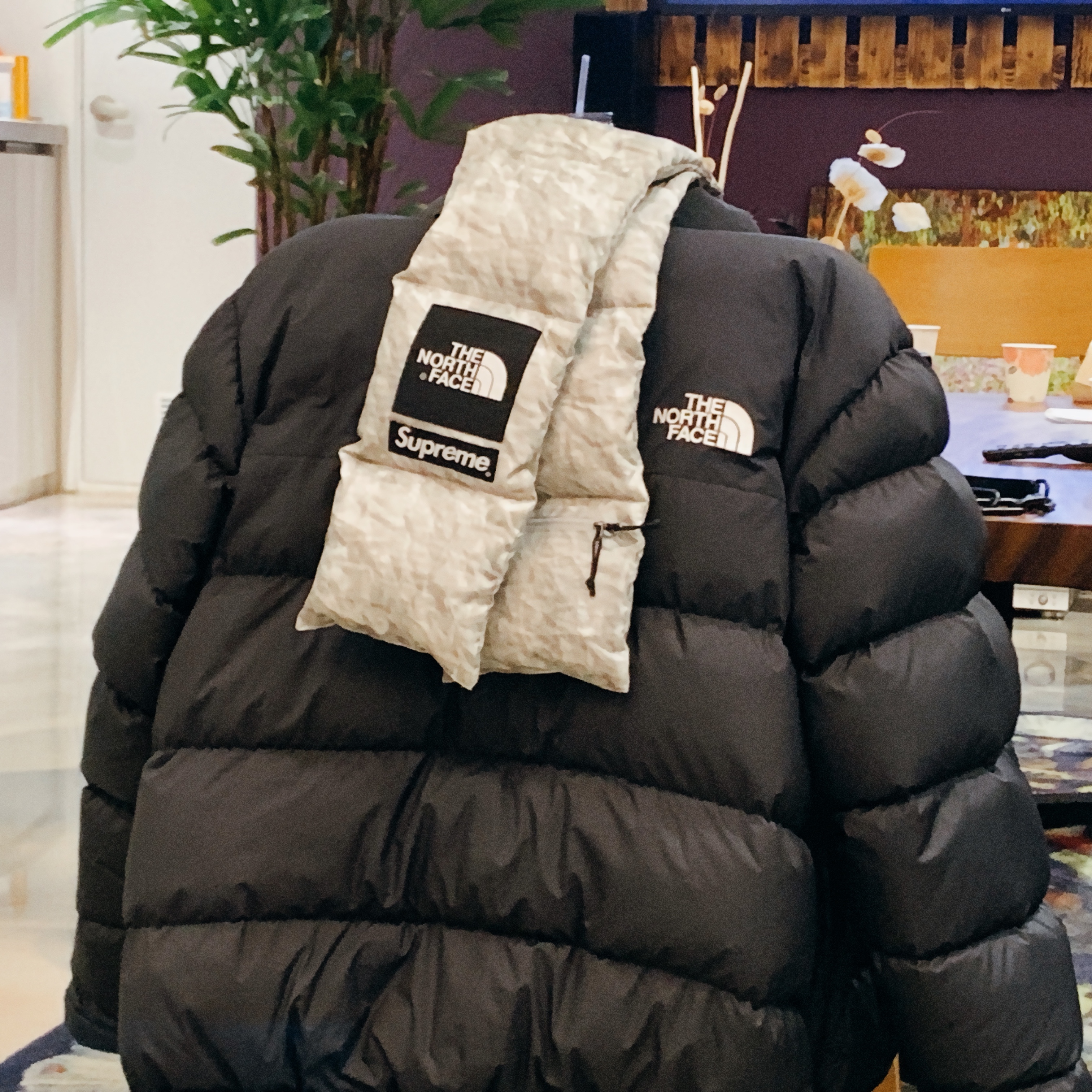 Supreme x The North Face Paper Print 700-Fill Down Scarf 착용 스타일