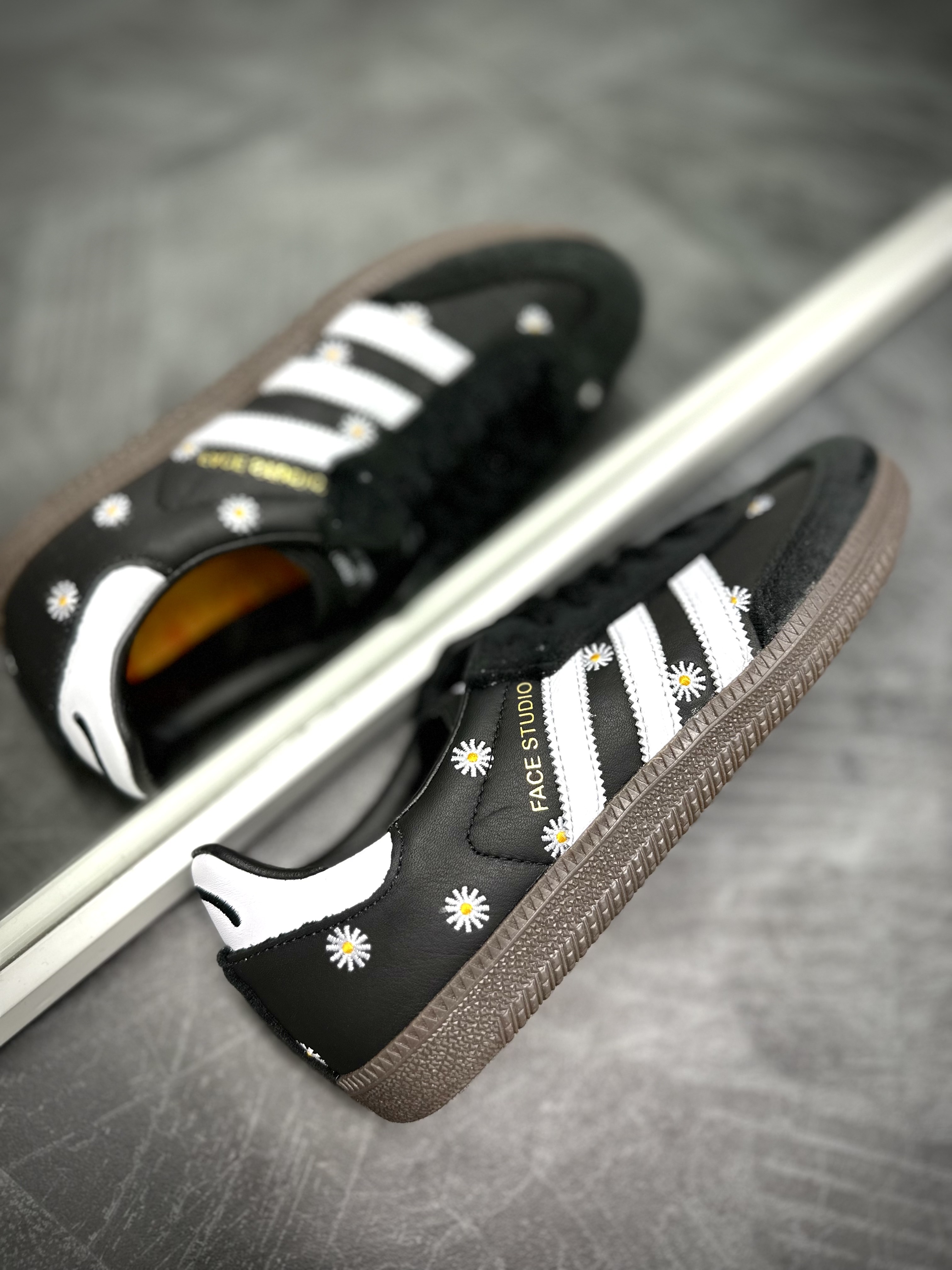 Adidas x Atmos x Face Samba OG Core Black 착용 스타일 - 1