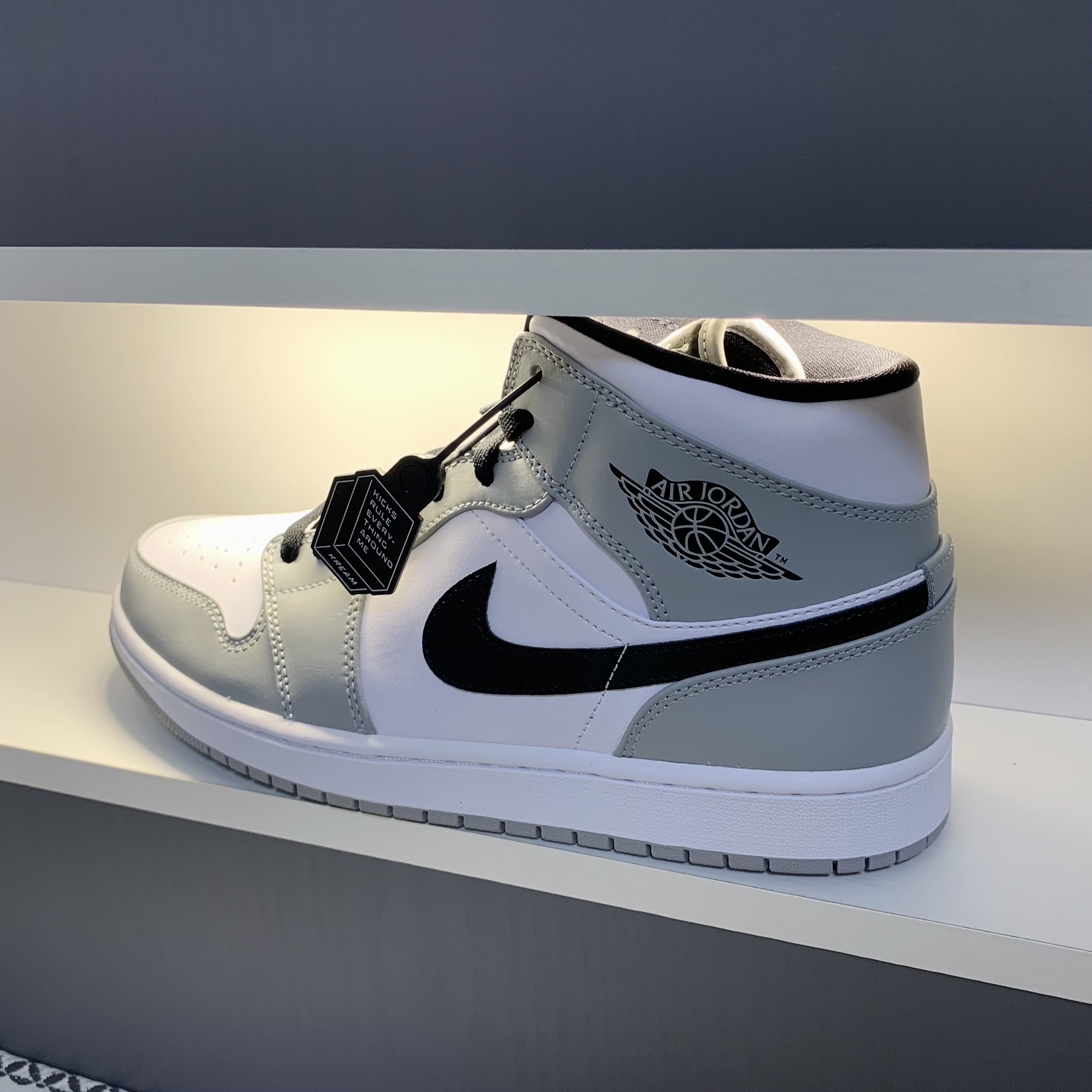 Jordan 1 Mid Light Smoke Grey 착용 스타일 - 1
