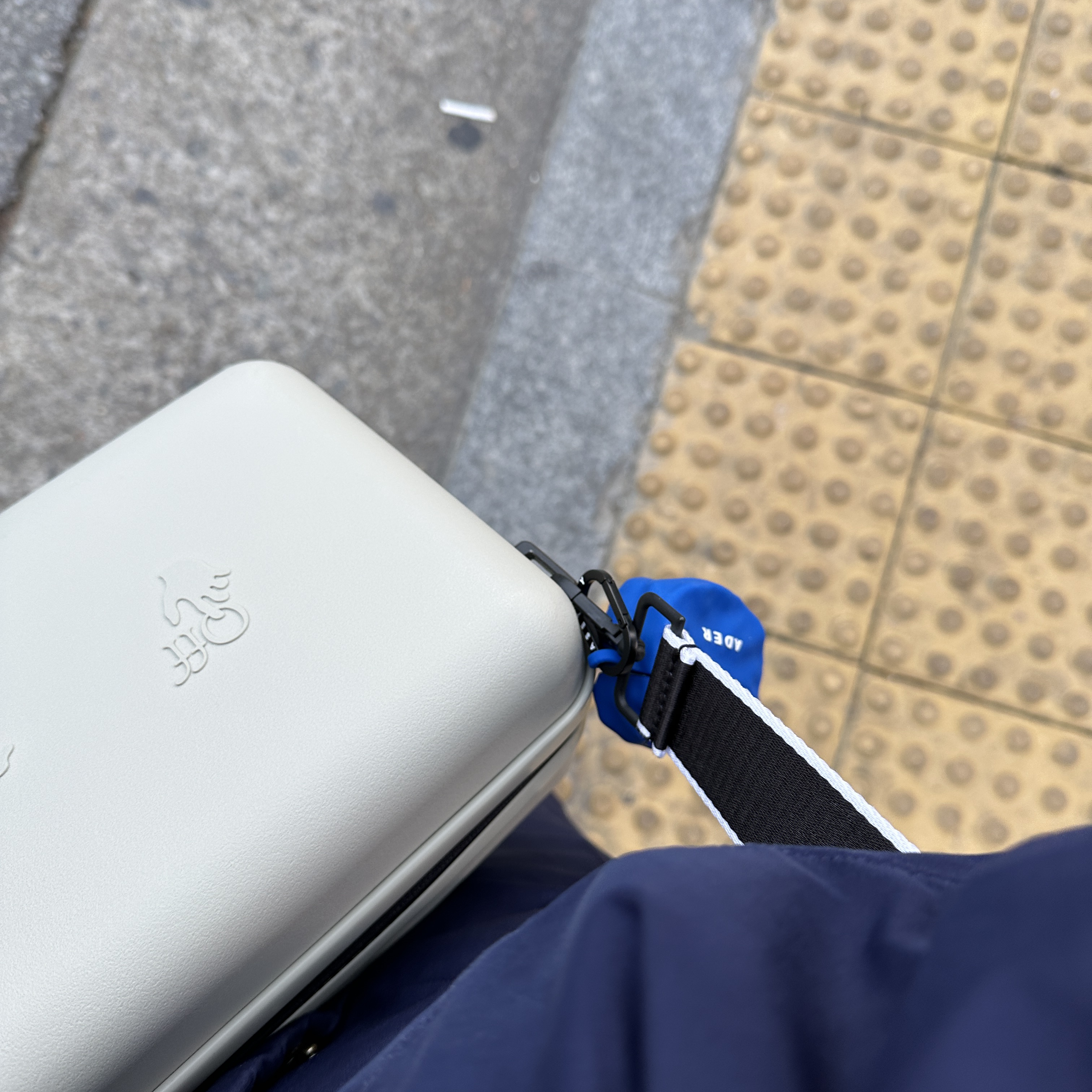 Casetify x Ader Error iPhone Sticker Magsafe Case Clear, Casetify x Ader Error Wavy Collectable AirPods Pro 1st/2nd gen Case Blue 착용 스타일 - 2