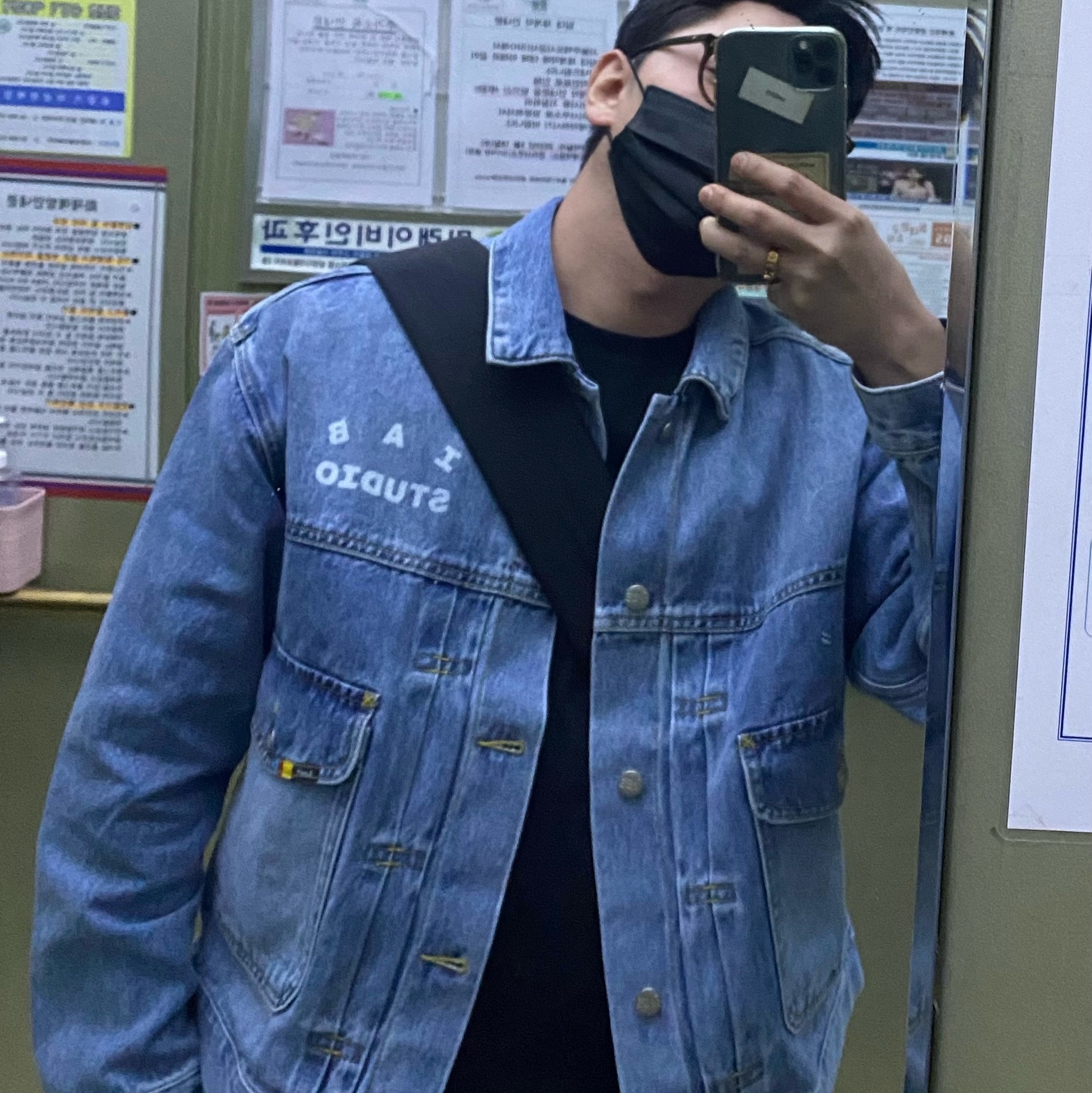 IAB Studio x Lee Denim Jacket Indigo Indigo Medium, Bottega Veneta Padded Tech Cassette Black 착용 스타일