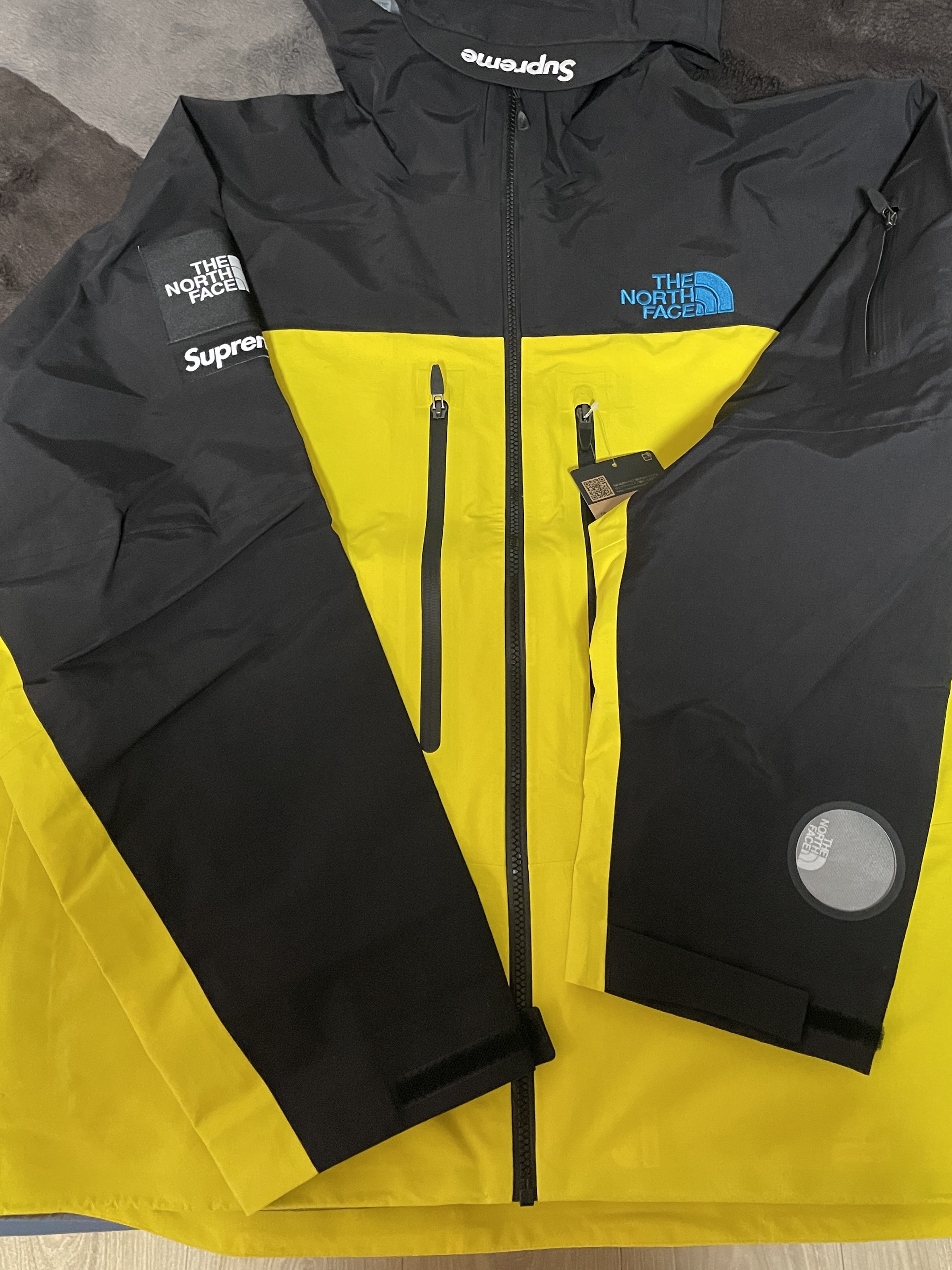 Supreme x The North Face 800-Fill Half Zip Hooded Pullover Times Square - 22FW, Supreme x The North Face Taped Seam Shell Jacket Yellow - 22FW 착용 스타일 - 4