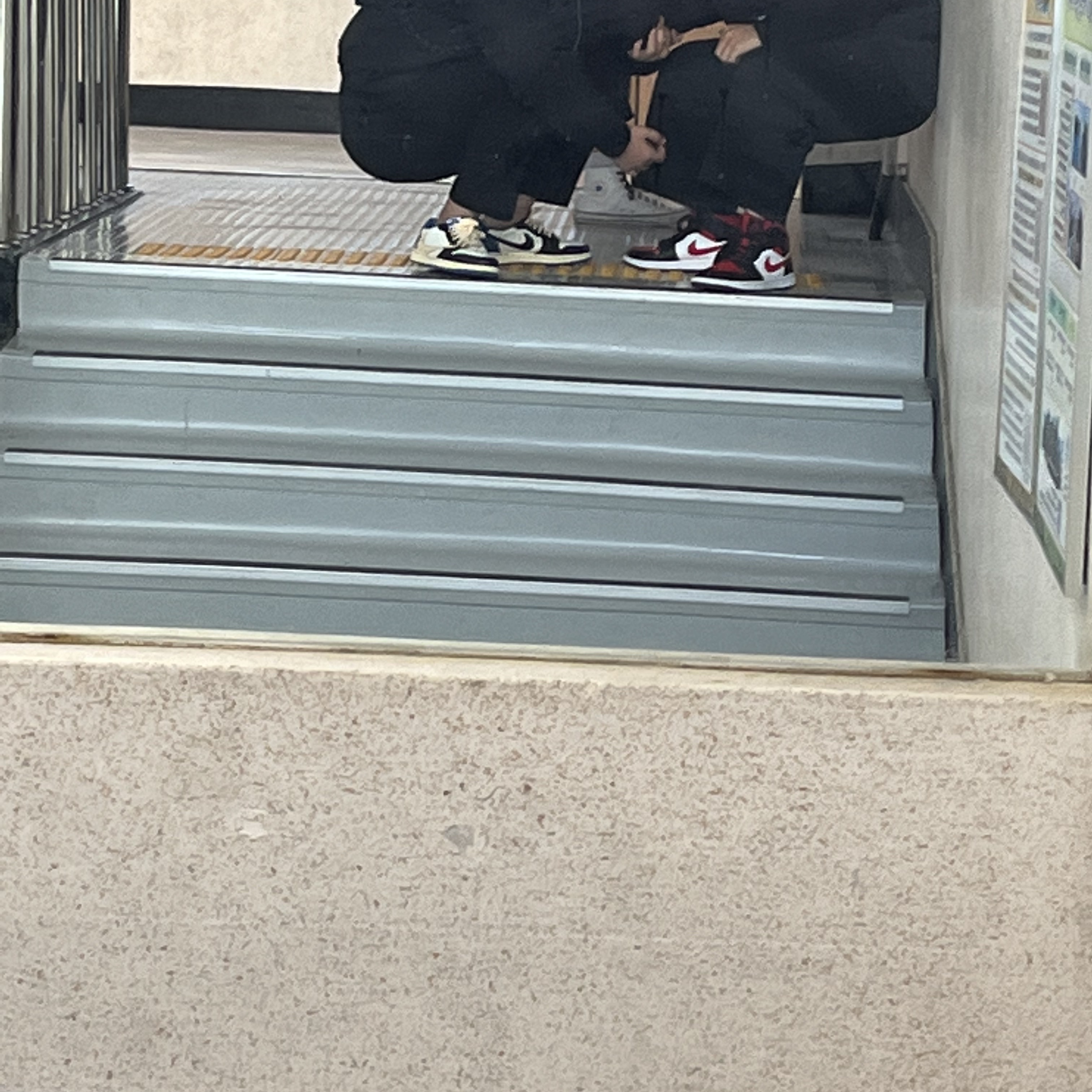 Jordan 1 x Travis Scott x Fragment Retro Low OG SP Military Blue, Jordan 1 Mid Black Fire Red 착용 스타일