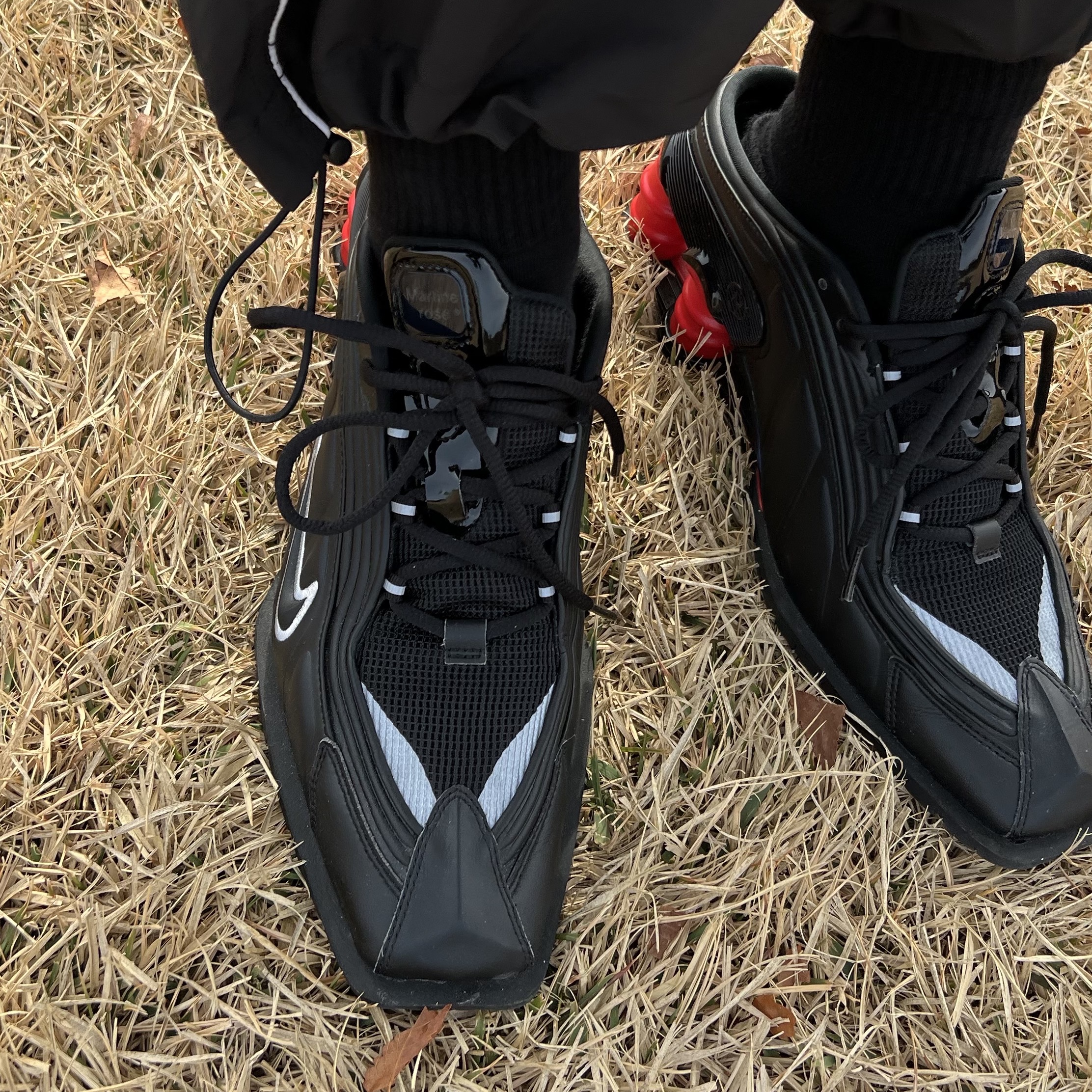 Nike x Martine Rose Shox MR4 Black 착용 스타일 - 1