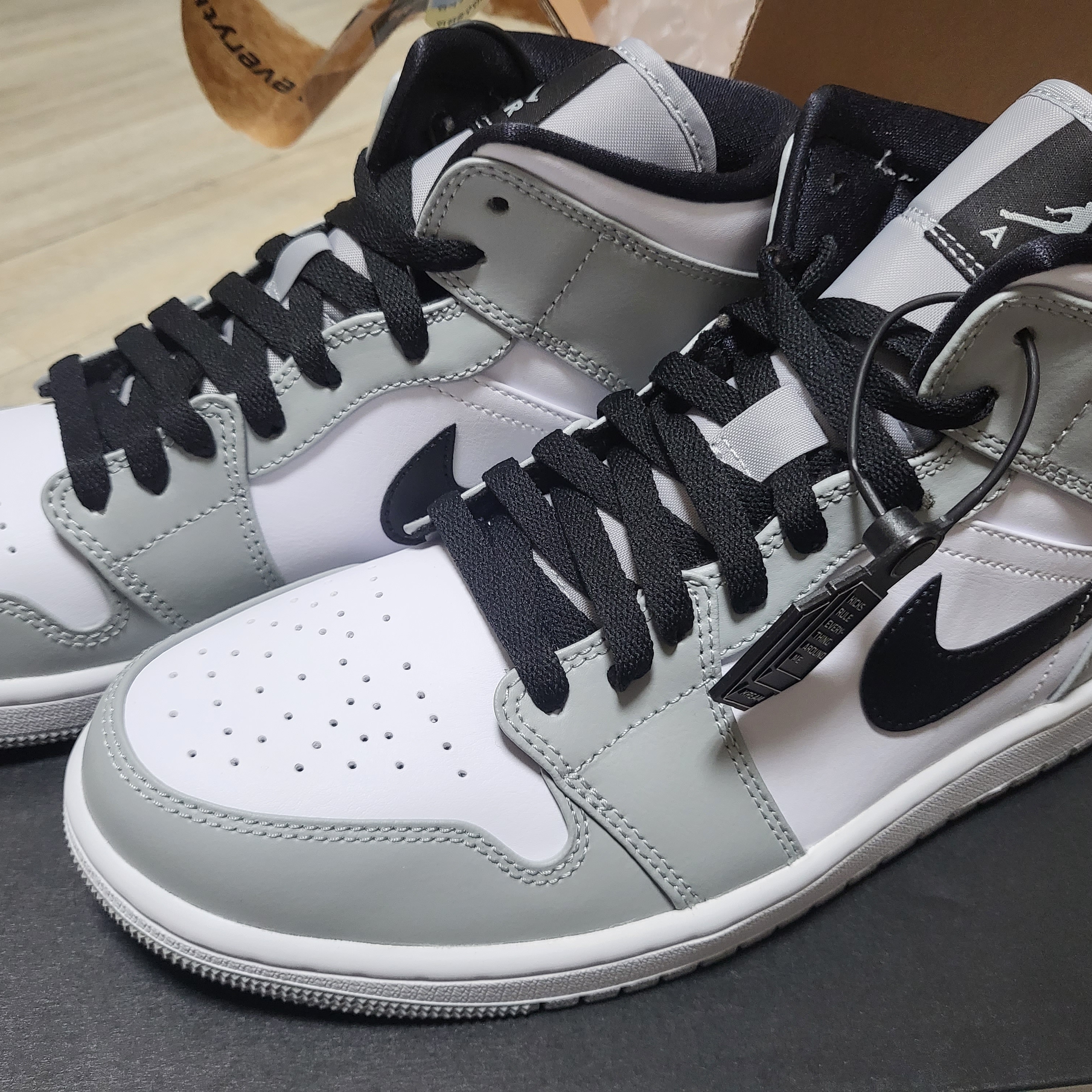 Jordan 1 Mid Light Smoke Grey 착용 스타일