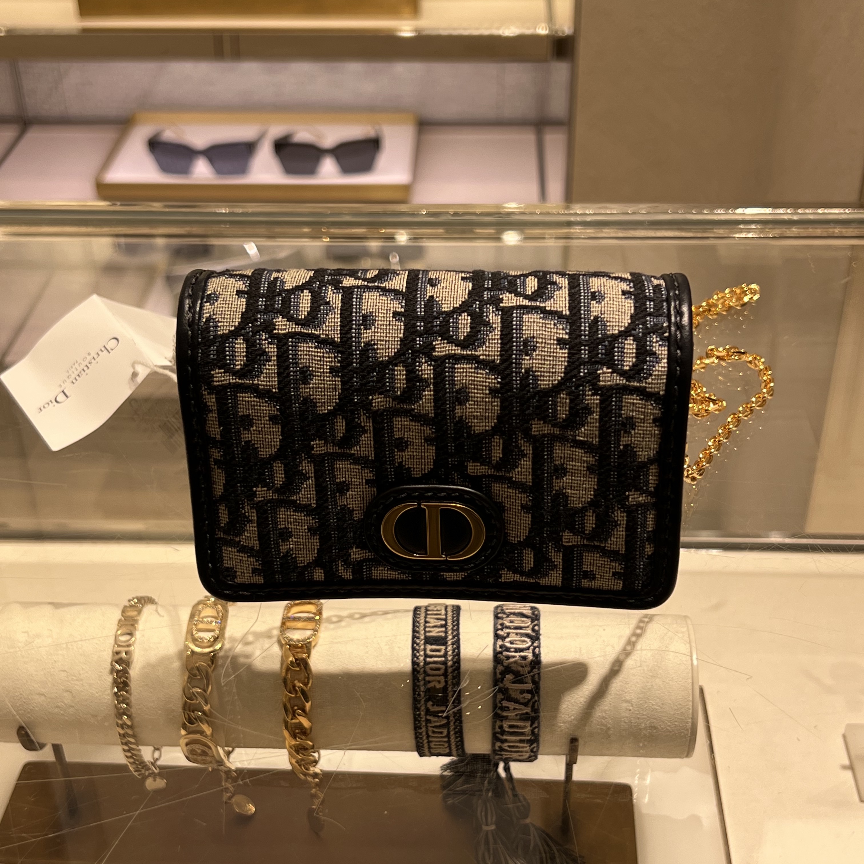 Dior 30 Montaigne Nano Pouch Blue Dior Oblique Jacquard 착용 스타일