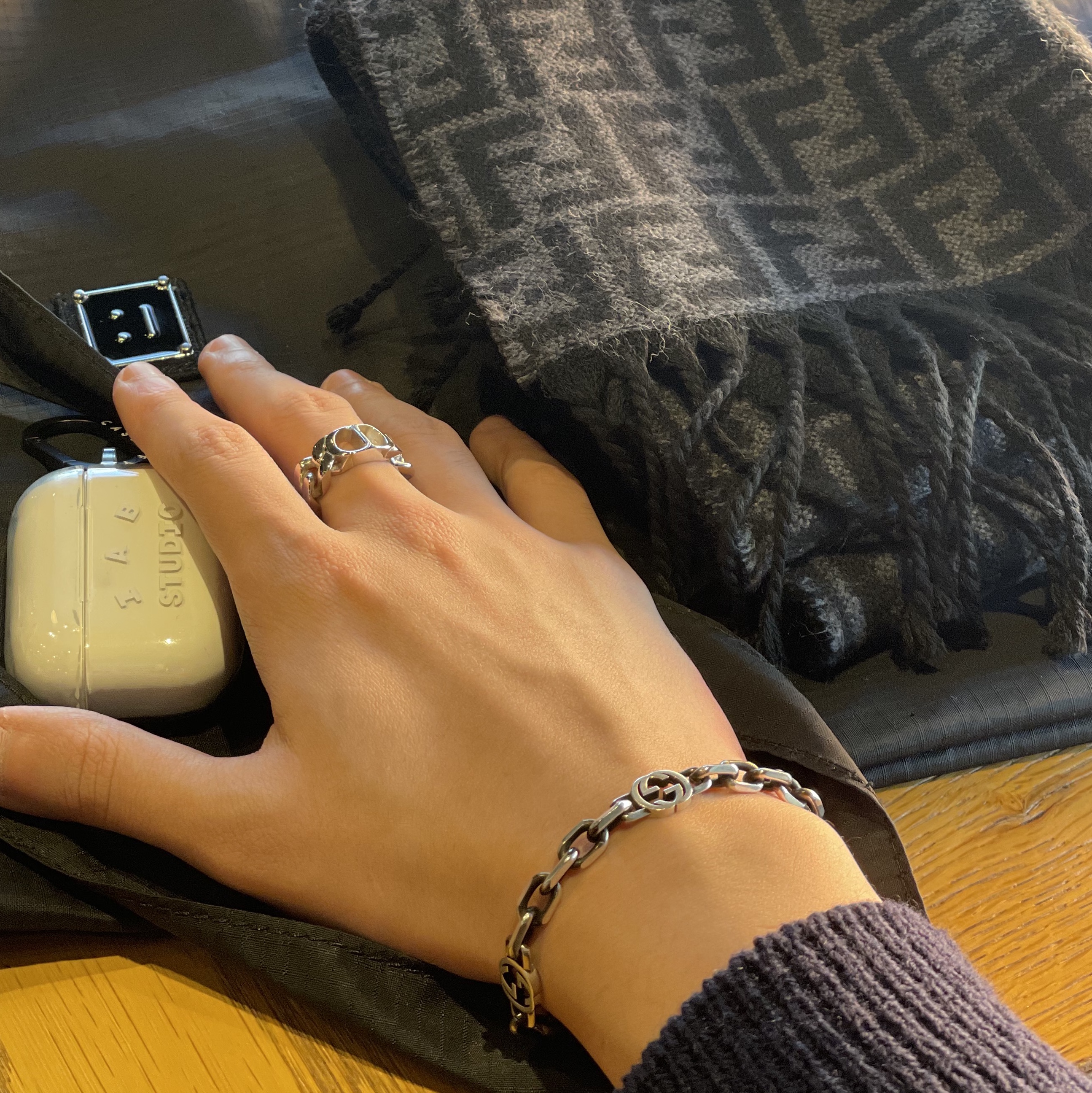 Casetify x IAB Studio Single White Logo AirPods Pro Case Clear, Gucci Interlocking G Bracelet Silver 착용 스타일