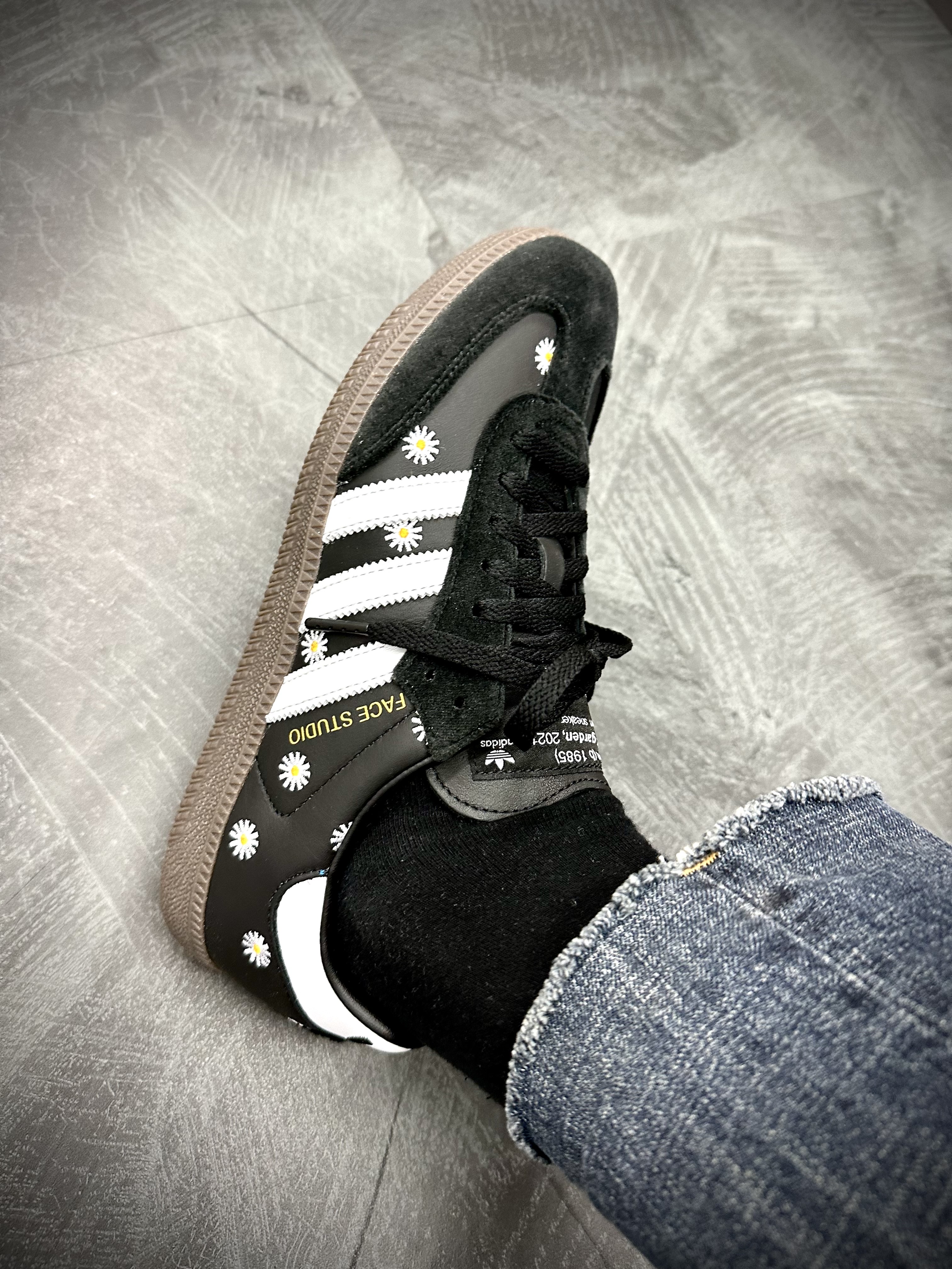 Adidas x Atmos x Face Samba OG Core Black 착용 스타일 - 2