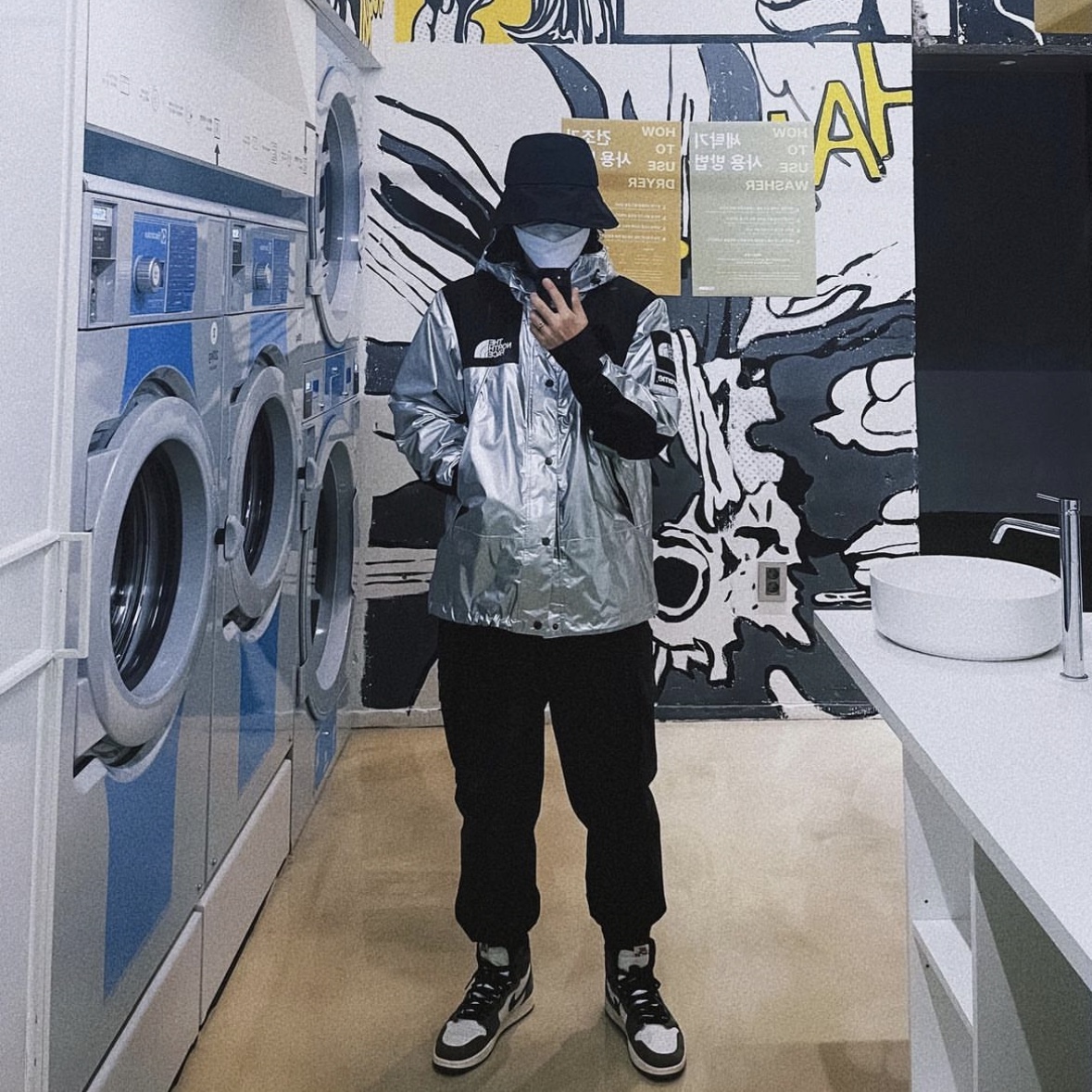 Supreme x The North Face Metallic Mountain Parka Silver - 18SS, Jordan 1 Retro High OG Black White 2014 착용 스타일