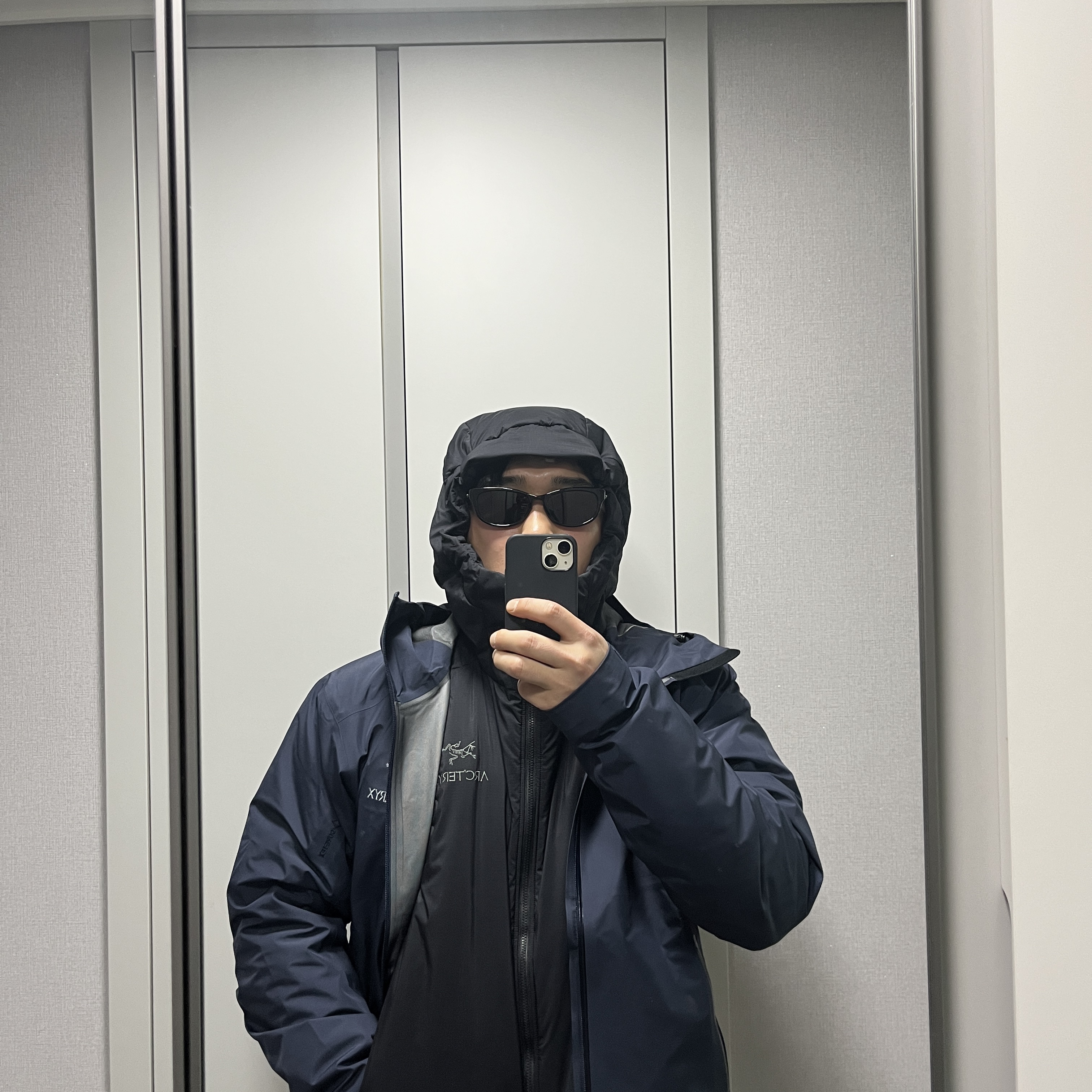 Arc'teryx Atom AR Hoody Black, Arc'teryx Beta LT Jacket Black Sapphire 착용 스타일