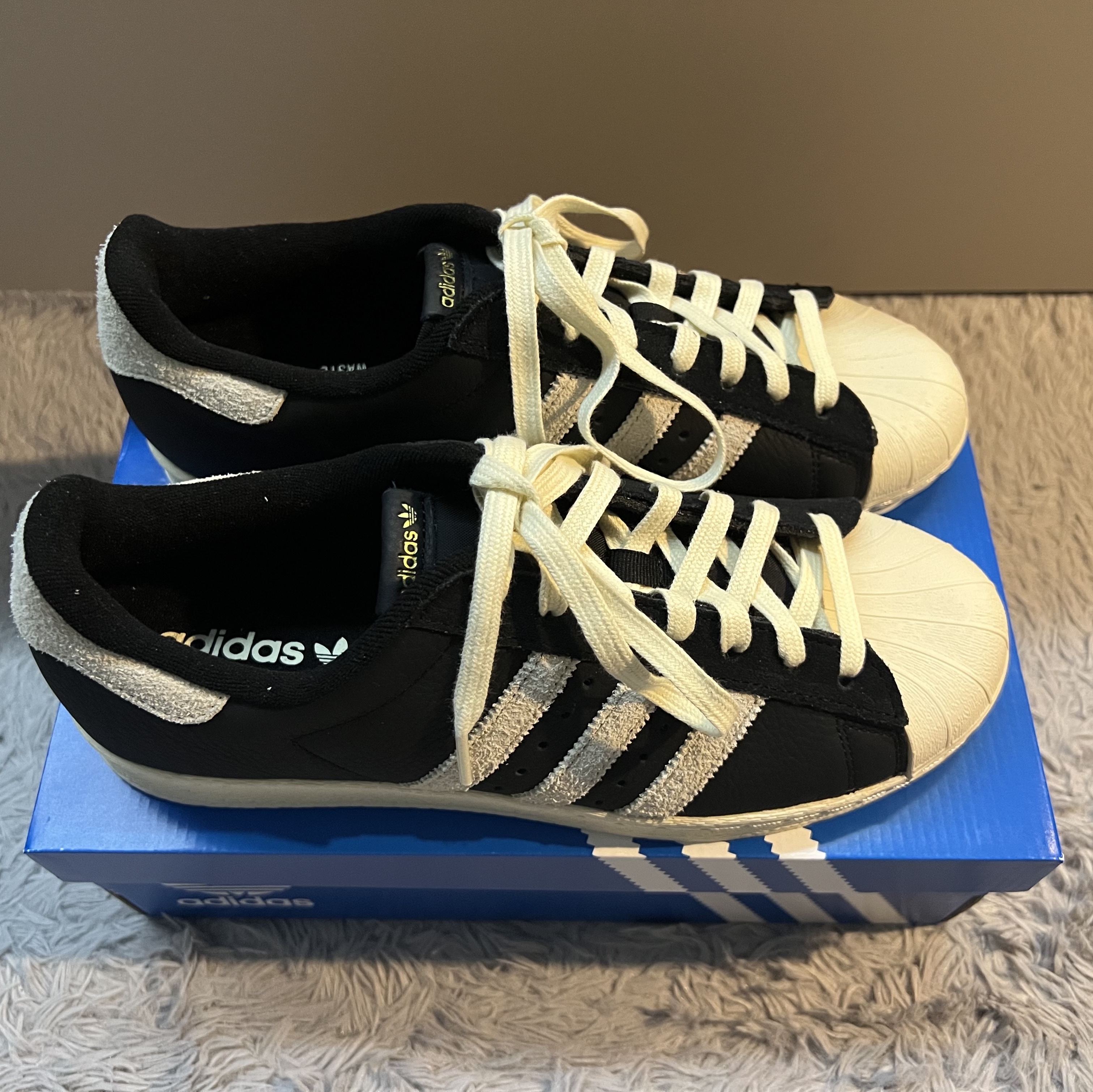 Adidas Superstar 82 Black White 착용 스타일
