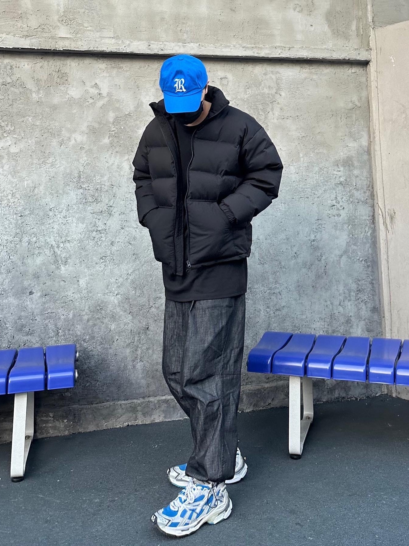 Balenciaga Runner Sneakers Blue White 착용 스타일 - 2