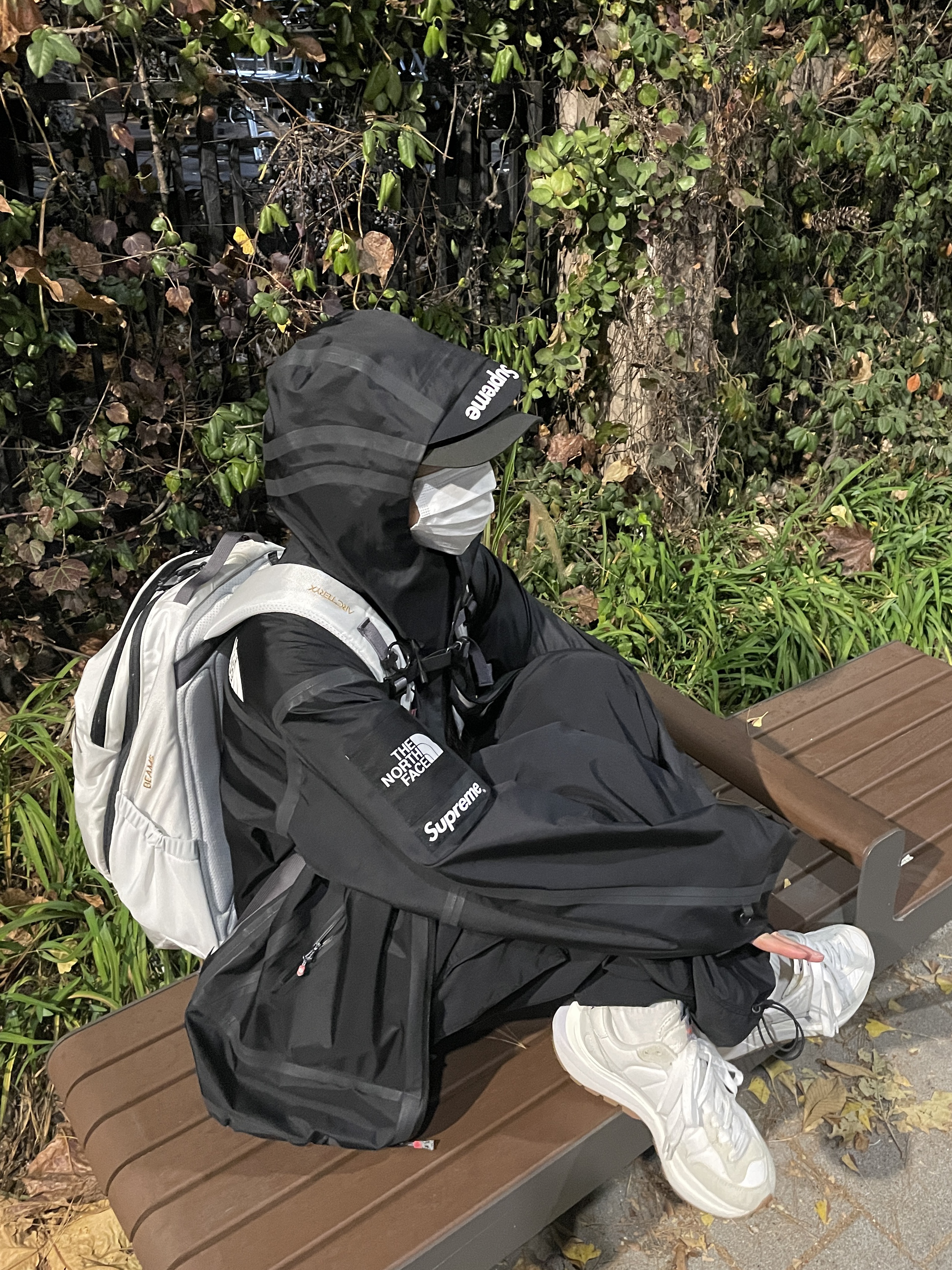 Supreme x The North Face Summit Series Outer Tape Seam Jacket Black - 21SS, Arc'teryx x Beams Mantis 26 Backpack White 착용 스타일